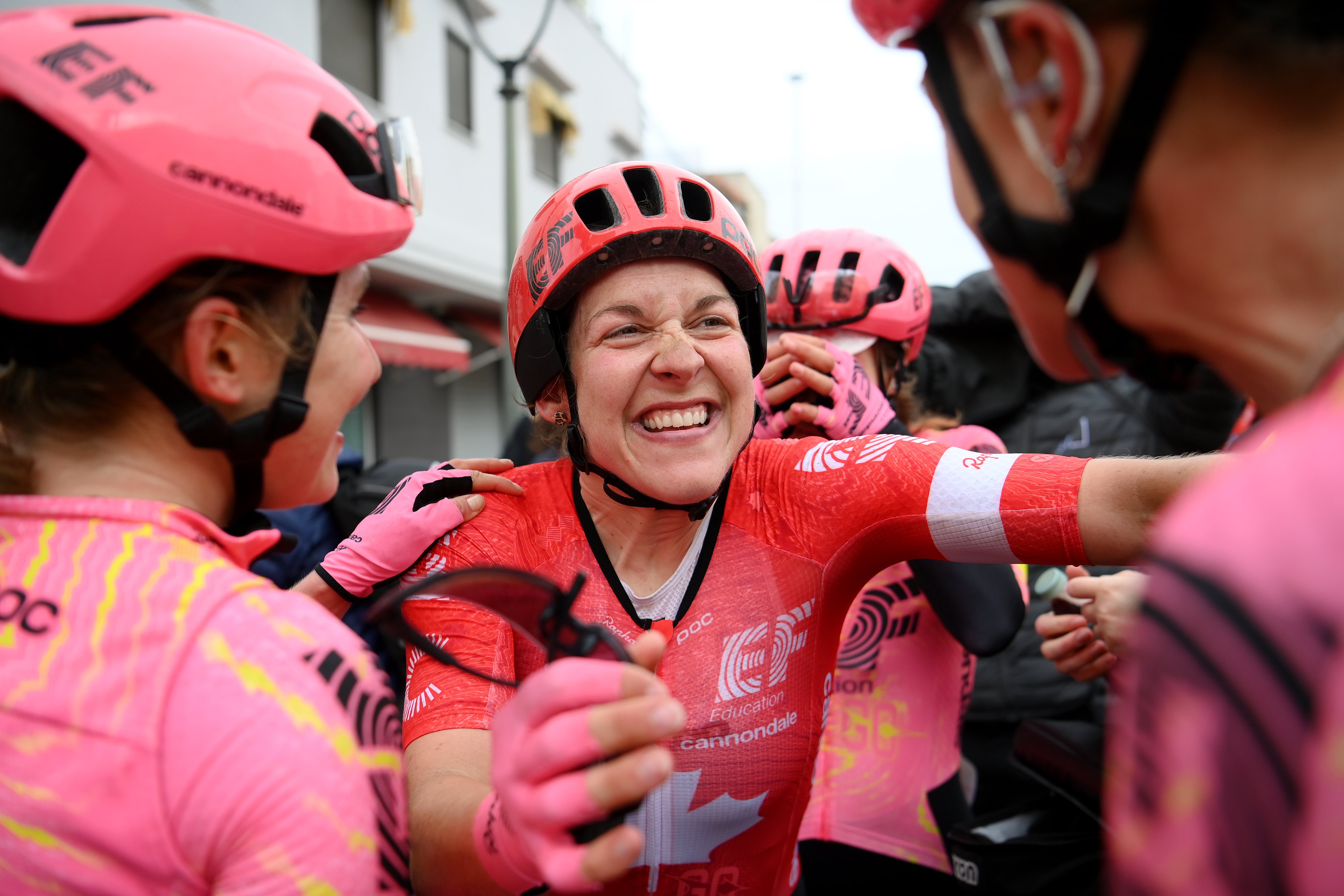Alison Jackson a multiplié les étreintes à l'arrivée de la deuxième étape de la Vuelta remportée ce lundi. Photo X/@EF_Cannondale/@LaVueltaFem