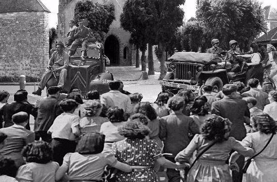 <b></b> Des amateurs bénévoles donnent 3 représentations en plein air à Champcueil sur la libération de la commune en 1944. 