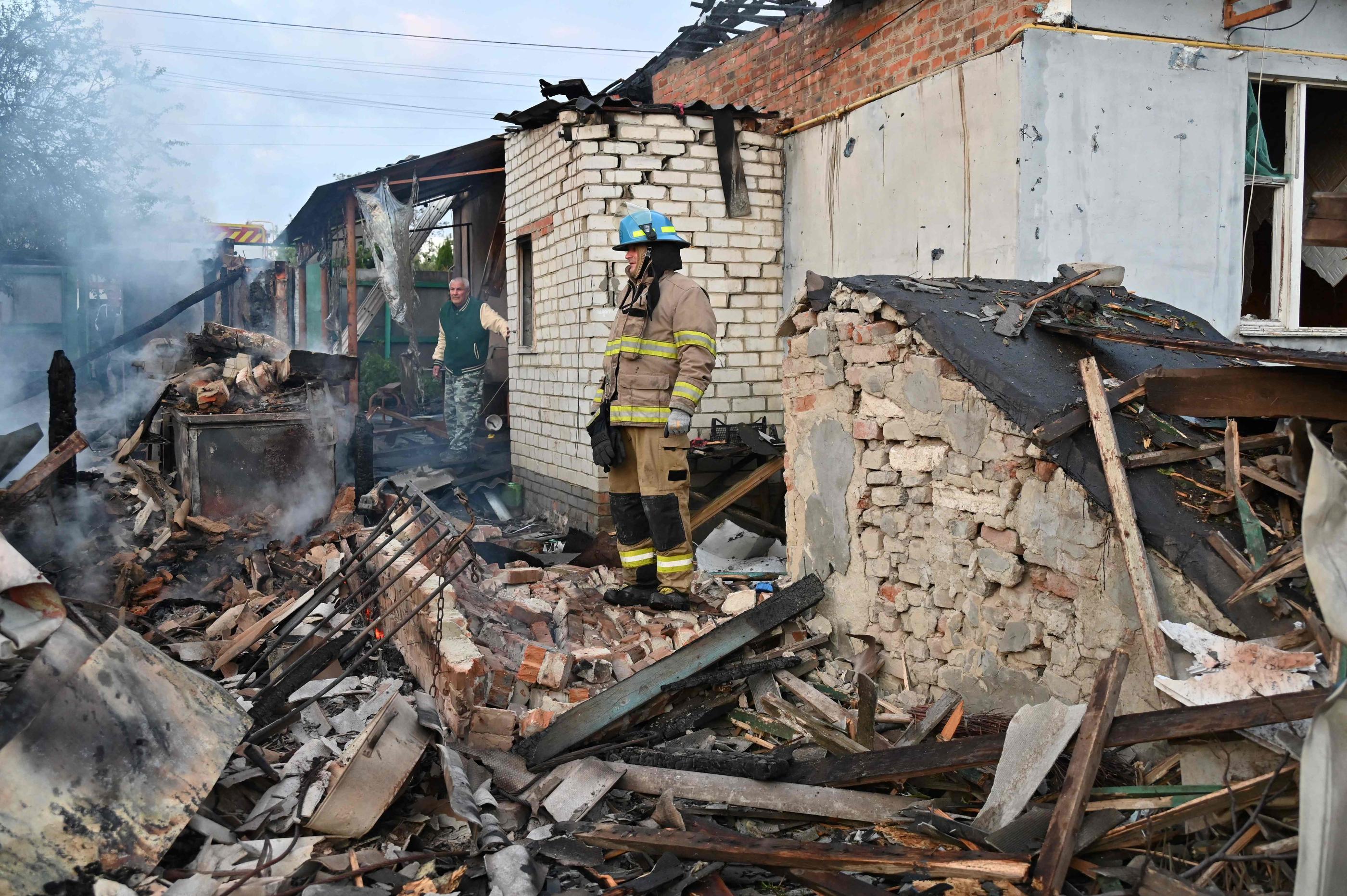 Une nouvelle attaque de drones a détruit des maisons dans la banlieue de Kharkiv, ce mardi 21 mai. AFP/Sergey Bobok