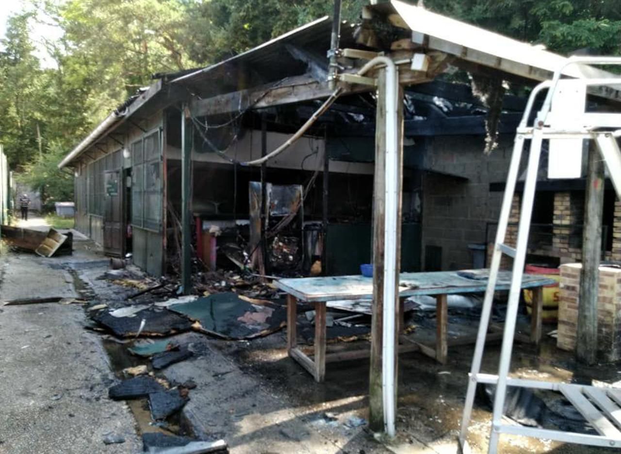 <b></b> Etampes, le 30 juin 2018. Le club house du club de rugby d’Etampes a été ravagé par un incendie peut-être criminel.