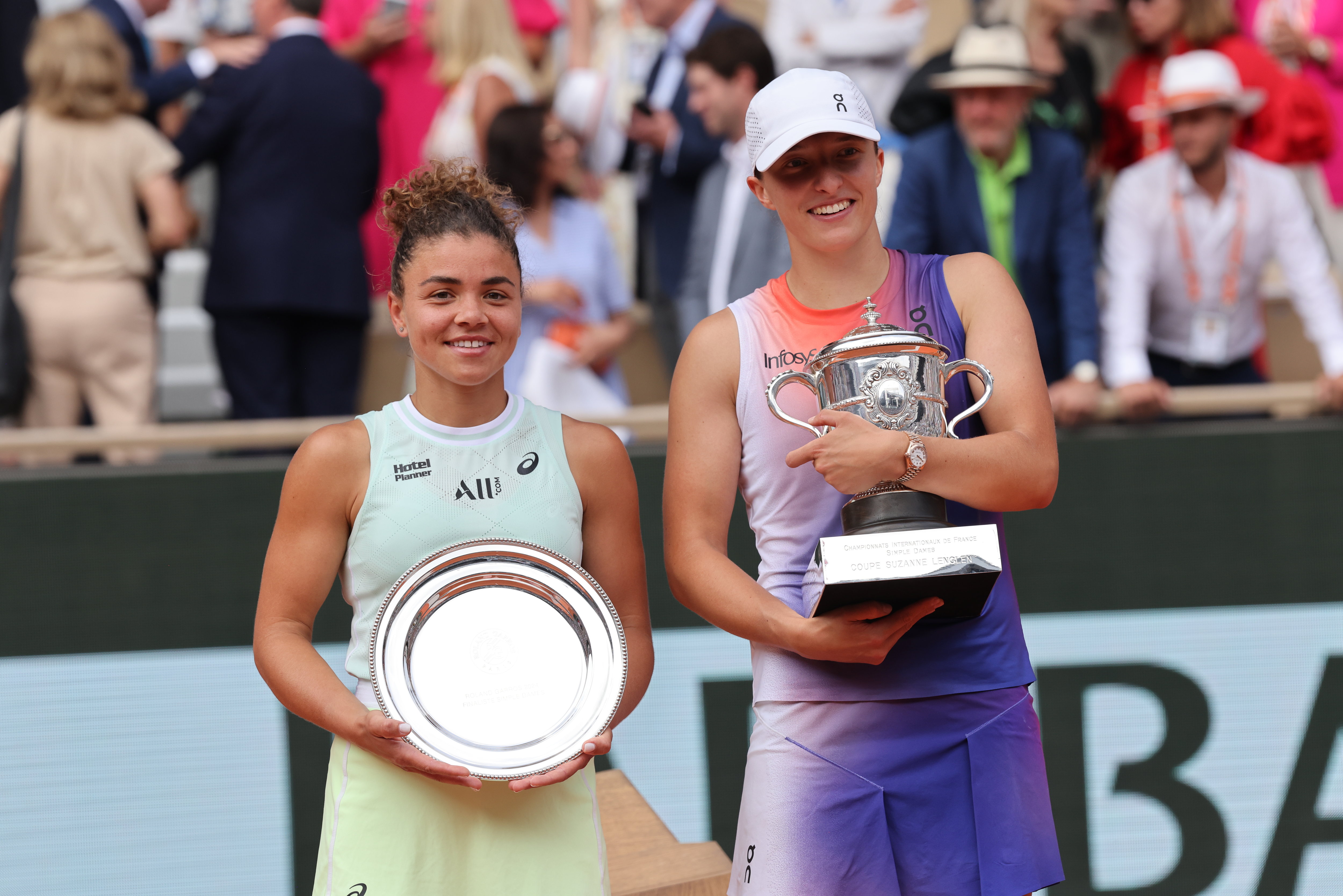 Iga Swiatek a remporté ce samedi son quatrième titre à Roland-Garros en cinq ans (après 2020, 2022 et 2023), en dominant aisément Jasmine Paolini (à gauche). LP/Olivier Lejeune