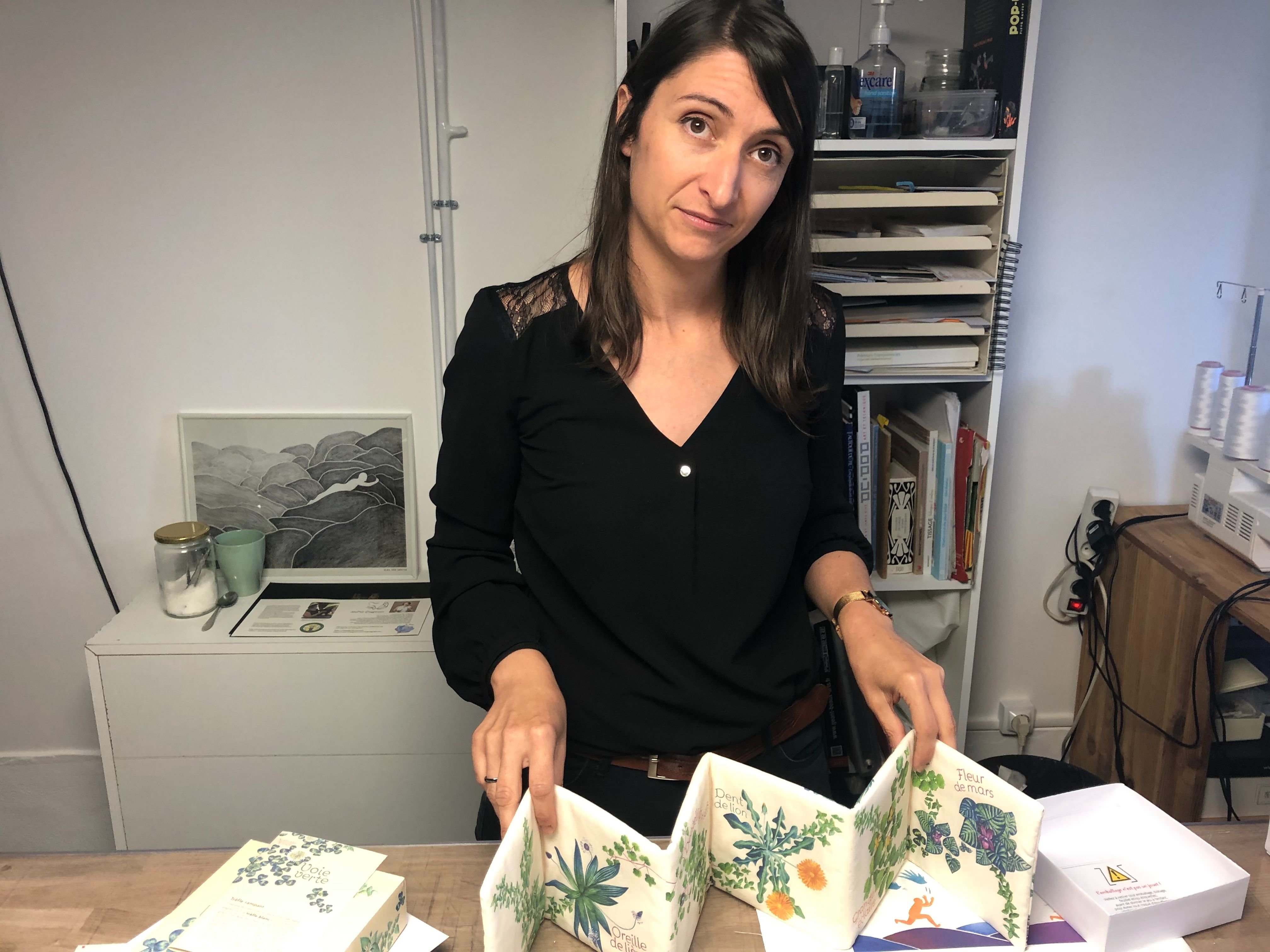 Sophie Bonnomet crée des livres textiles dans son atelier d'Allez-Zou éditions à La Ferté-Saint-Aubin. LP/François-Xavier Rivaud