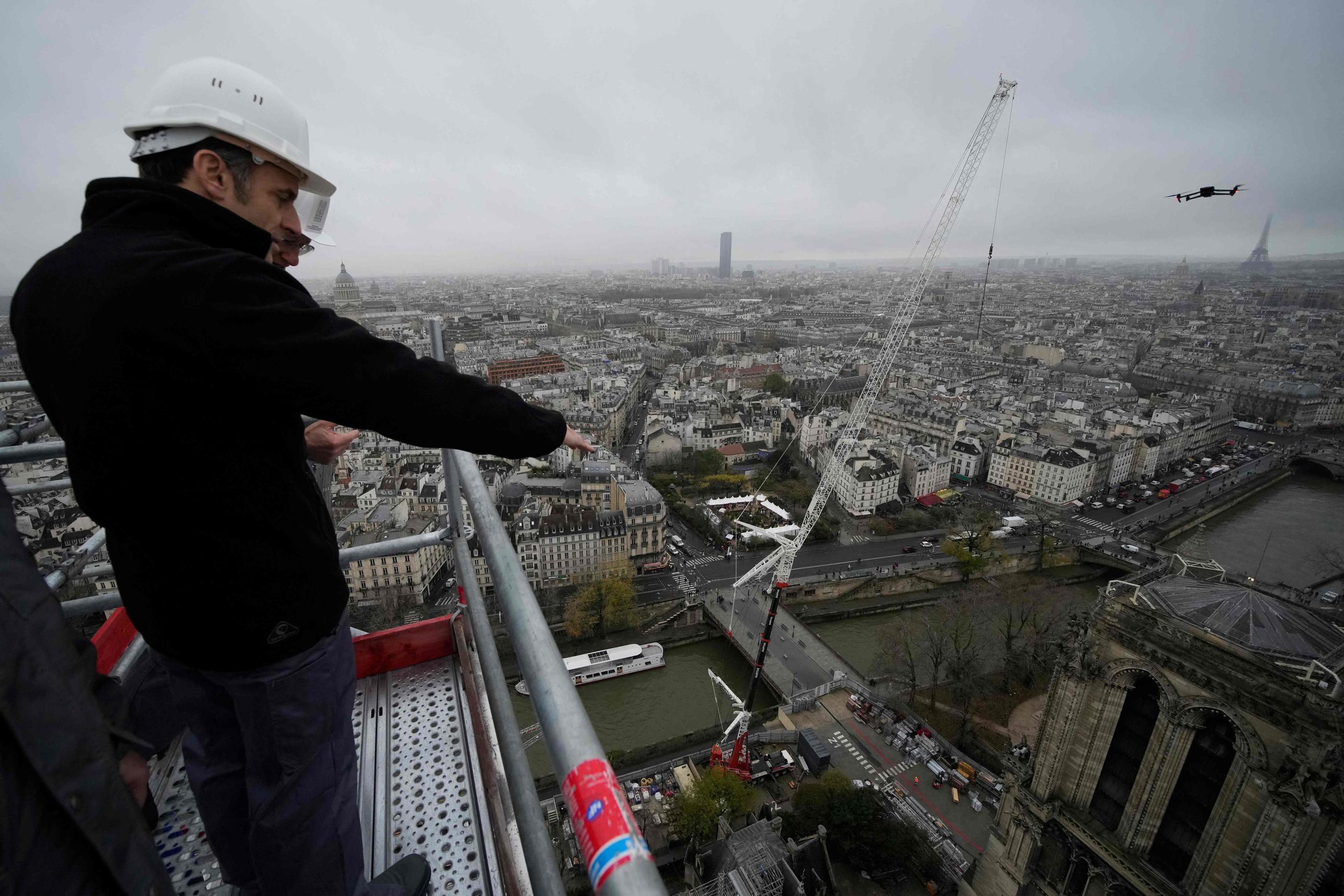 Emmanuel Macron a visité pour la quatrième fois en 2023 le chantier de la reconstruction de la cathédrale Notre-Dame de Paris, un an avant sa réouverture au public. AFP / Christophe Ena