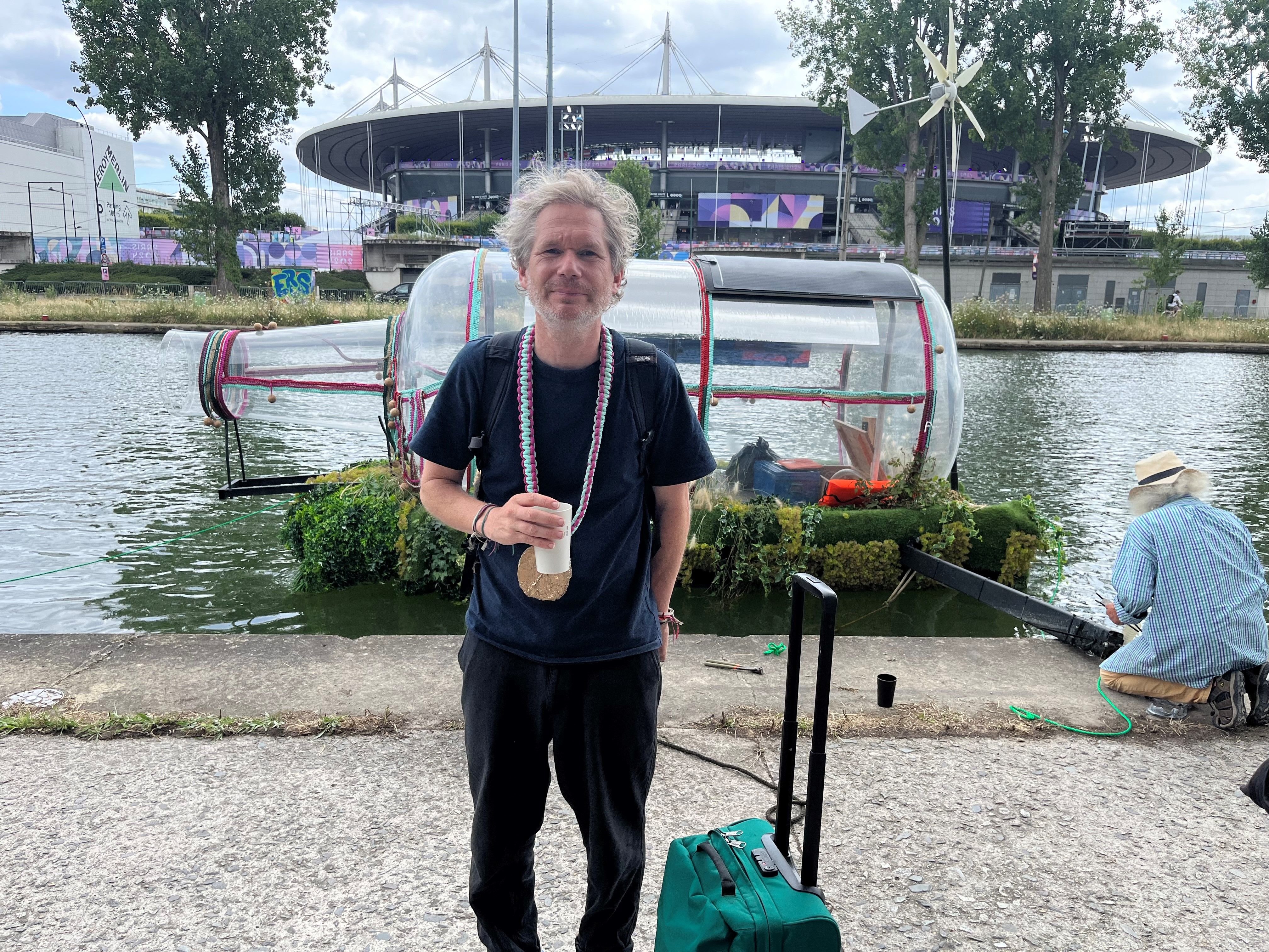 Canal Saint-Denis, ce samedi 3 août. Après dix jours passés dans cette bouteille géante, l'artiste de 53 ans est sorti sous les applaudissements de nombreux riverains, venus le féliciter. LP/ Yanis Soul