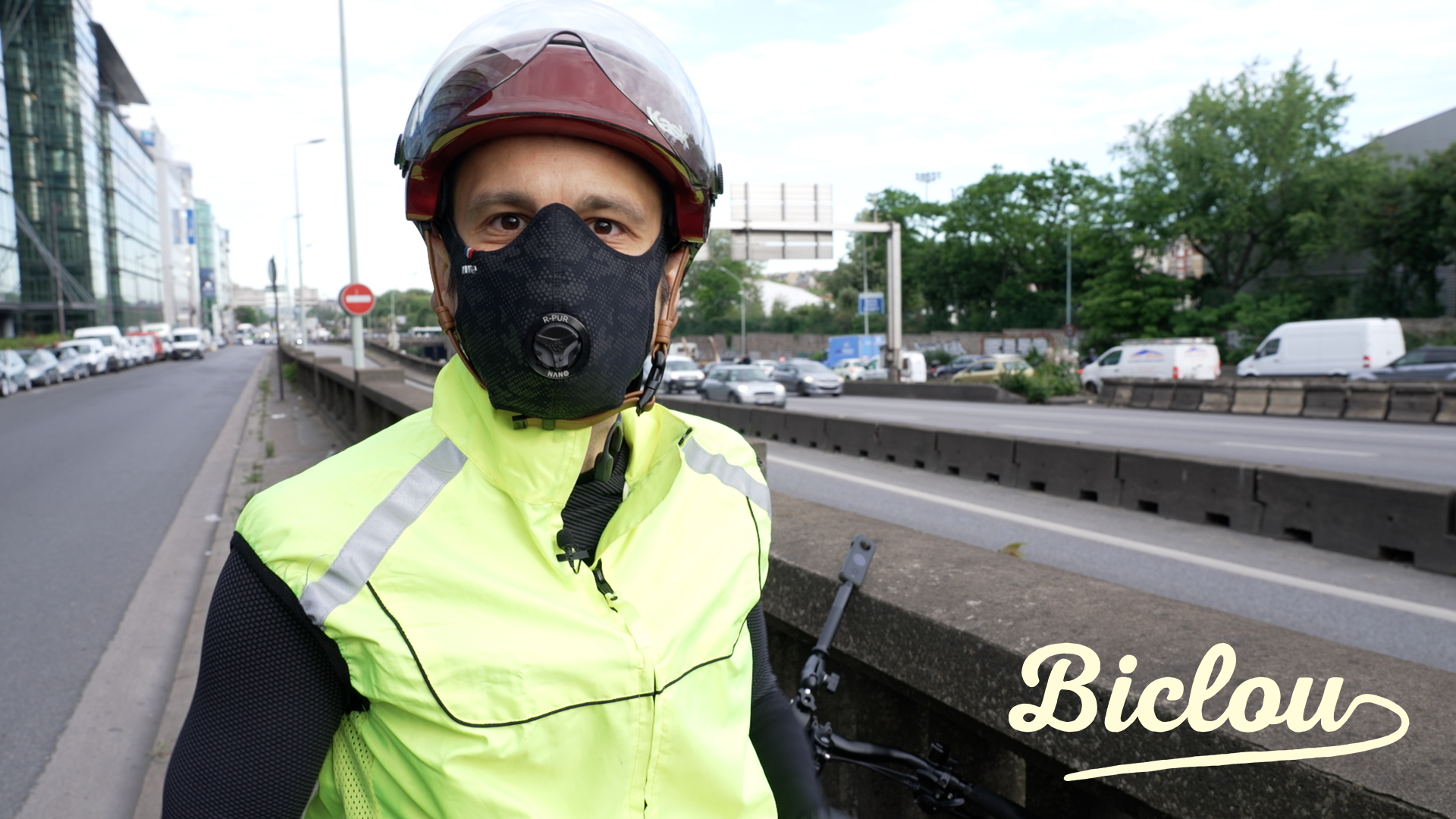 Cycliste équipé d'un masque anti-pollution