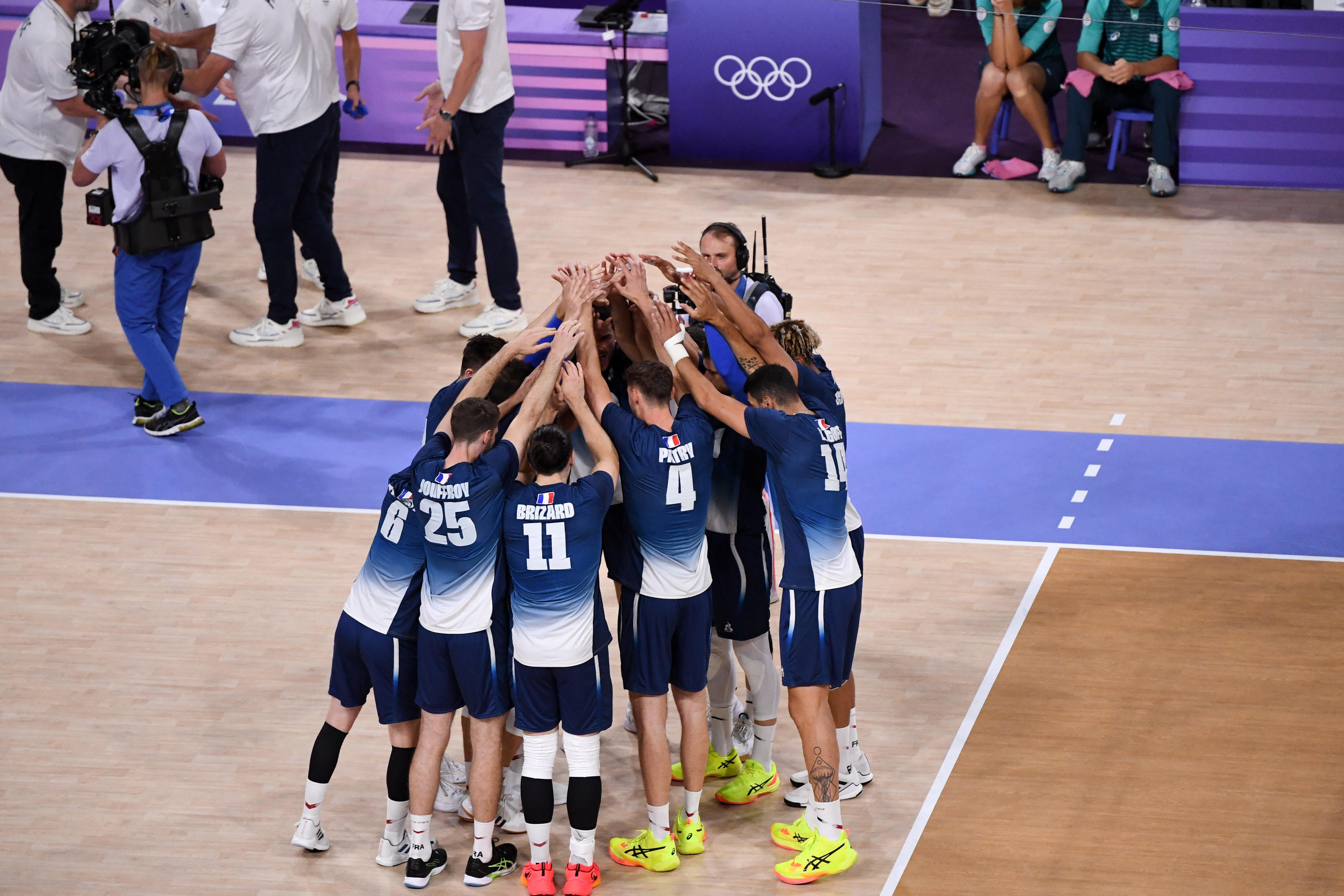 « C’est un groupe qui vit bien ensemble », dit Makis Chamalidis, qui travaille avec l'équipe de France de volley depuis l'après-Tokyo 2021. Icon Sport/FEP/Anthony Bibard