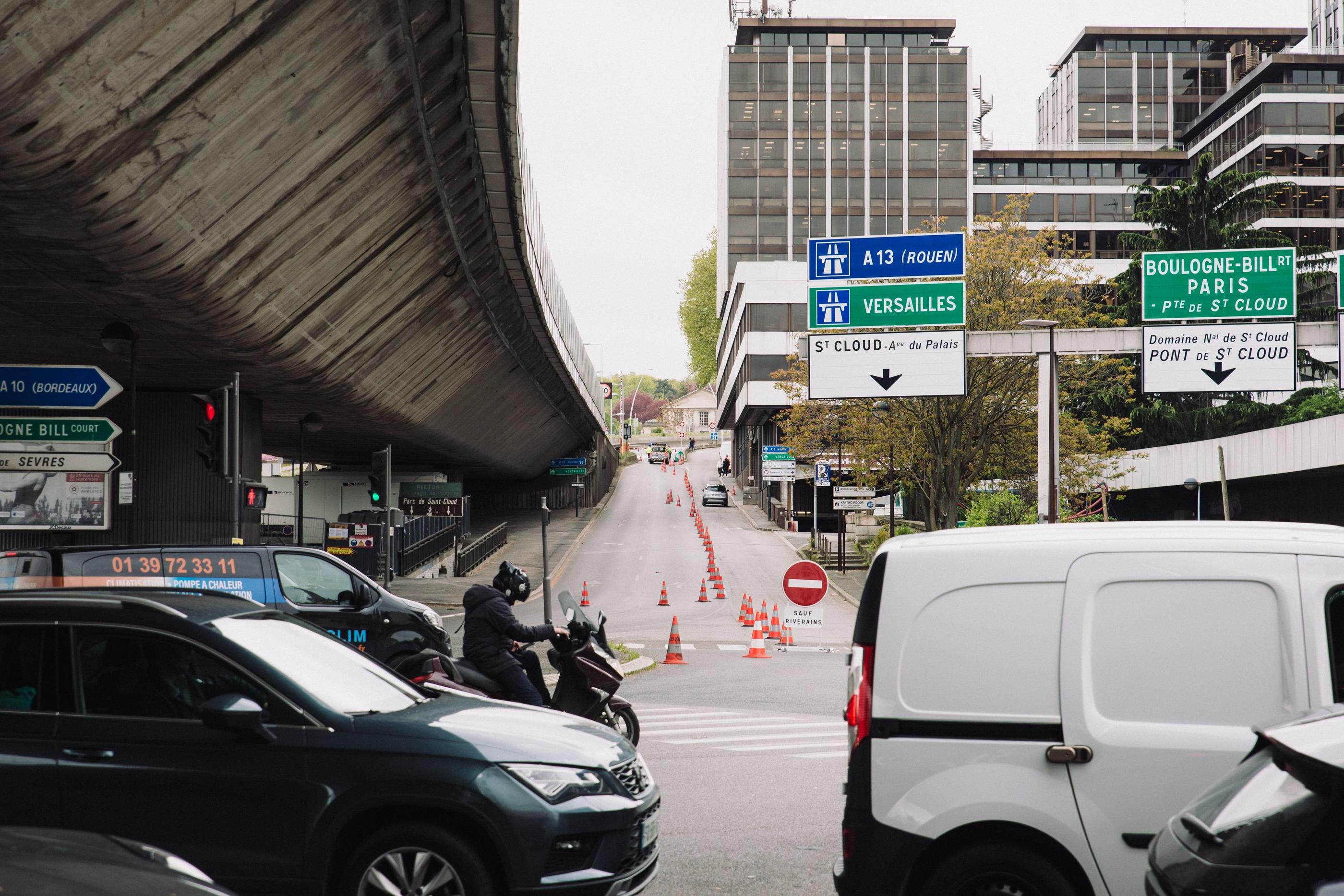 La circulation a été coupée sur l’autoroute A13 dans les deux sens de circulation ce vendredi matin en raison de « problèmes d’infrastructures sur la chaussée » au niveau de Saint-Cloud (Hauts-de-Seine). LP/Philippe Labrosse