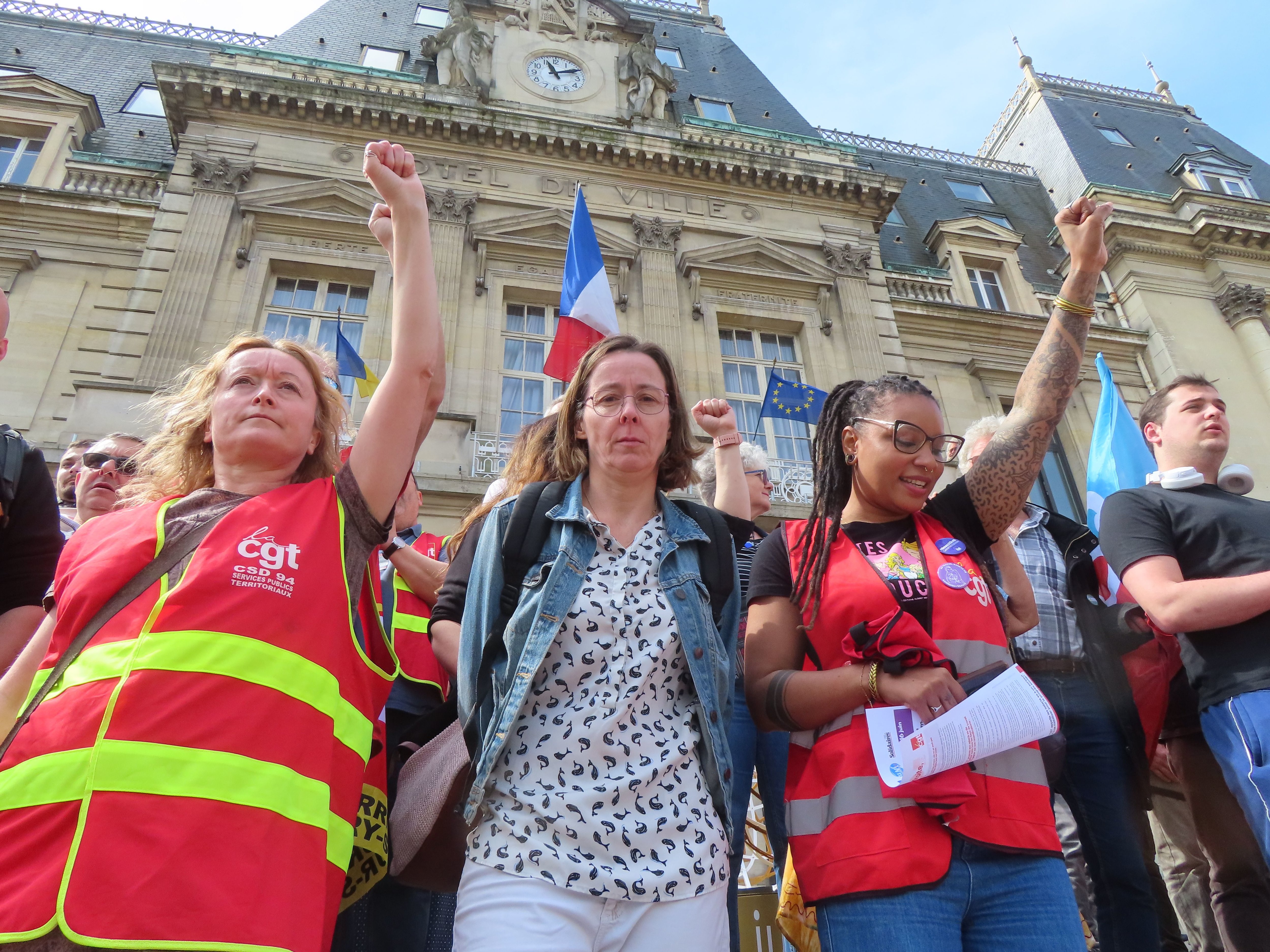 Saint-Maur-des-Fossés, ce jeudi 13 juin. Près d'une soixantaine de salariés et de syndicalistes sont venus apporter leur soutien à Marie-Laure Brenner, au centre. LP/Sylvain Deleuze