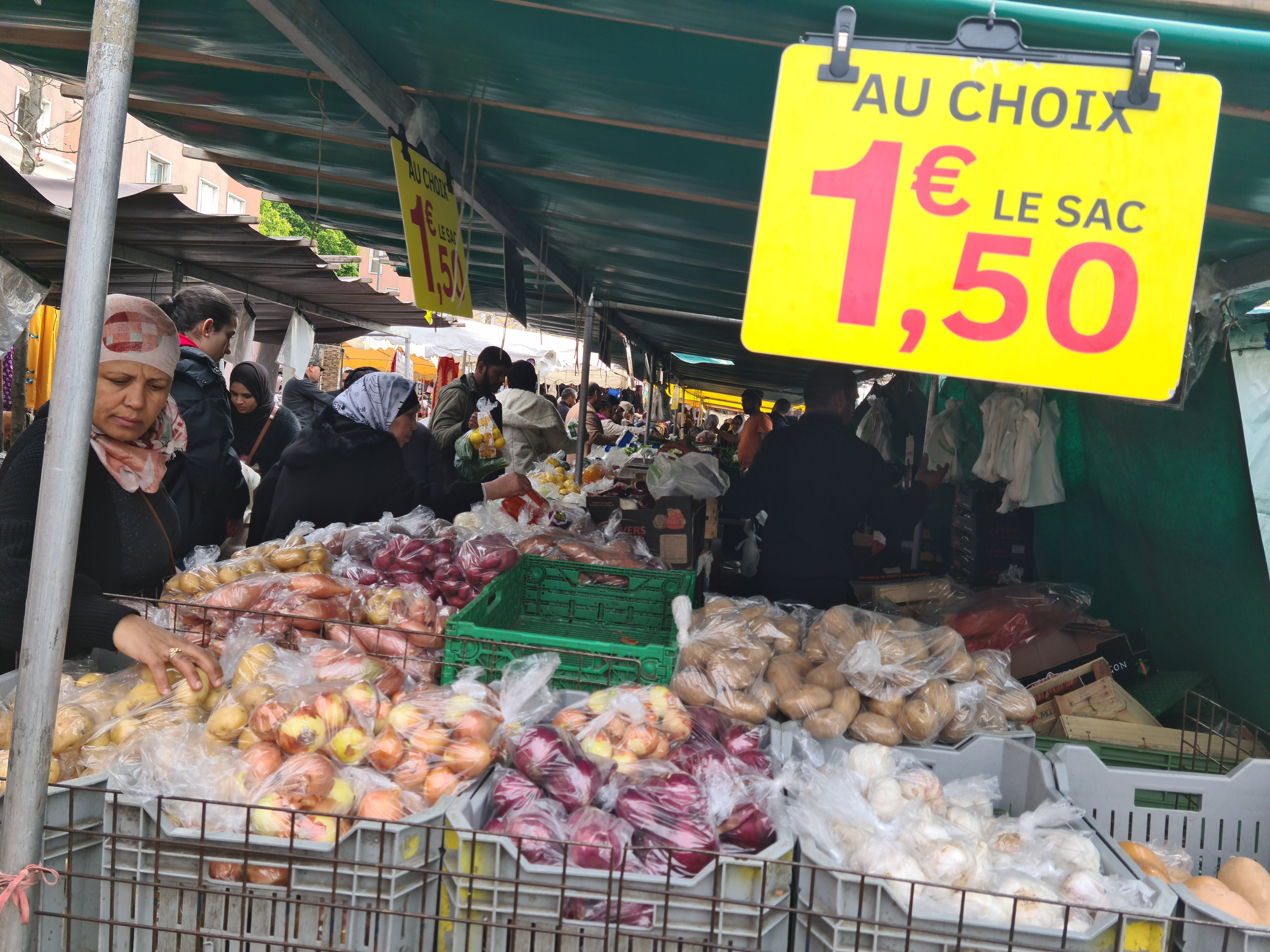 Grigny (Essonne), le 27 avril. Tandis que les commerçants du marché de la Grande-Borne cherchent à appâter le chaland, les clients «négocient dur» face à l'augmentation des prix. LP/Cindy Bonnaud