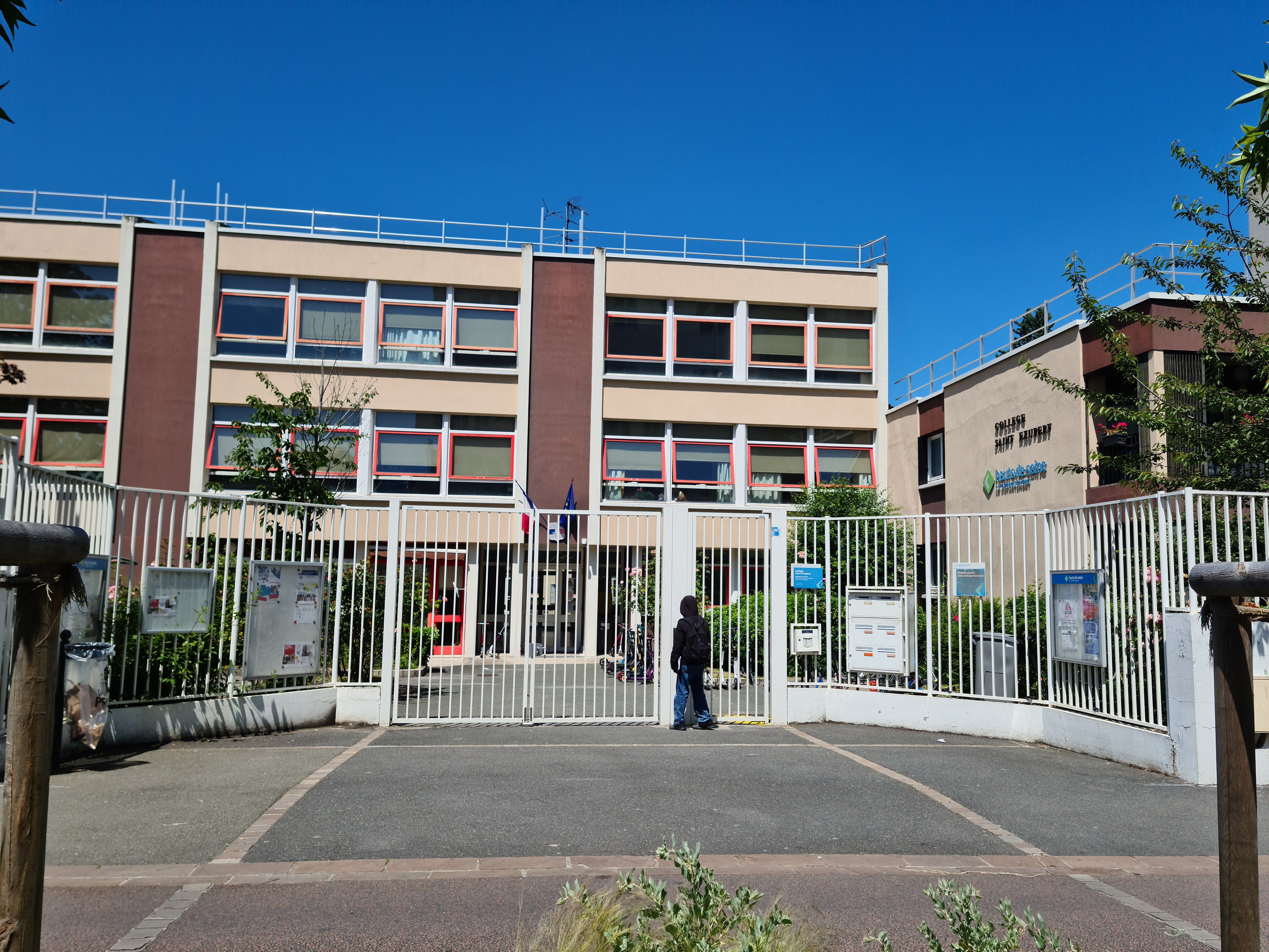 Vanves. en juin. Une collégienne du collège Saint-Exupéry a été menacée au couteau par un autre élève. La mère de la victime déplore la gestion de l'agression par la cheffe d'établissement. LP/Cindy Bonnaud