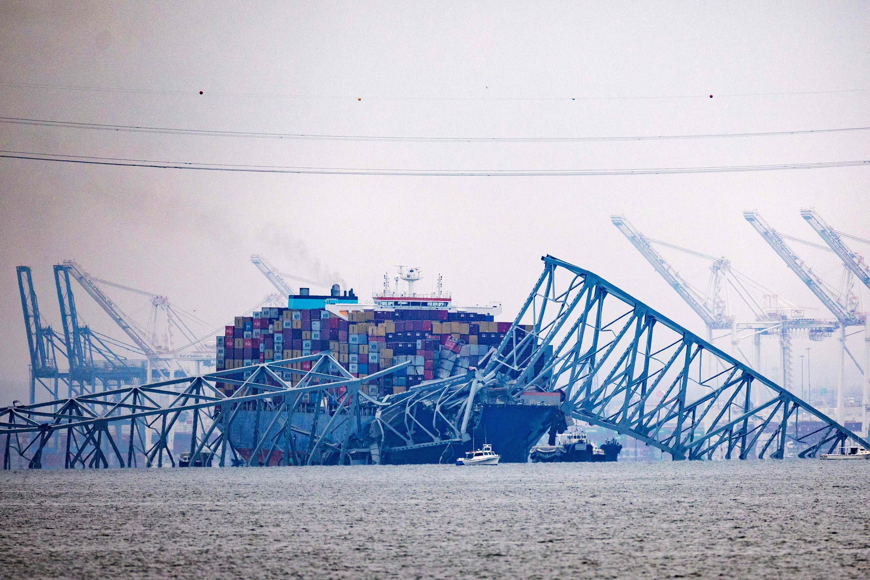 Le cargo Dali sous le pont écroulé de Baltimore, le 27 mars 2024. Tasos Katopodis/Getty Images/AFP
