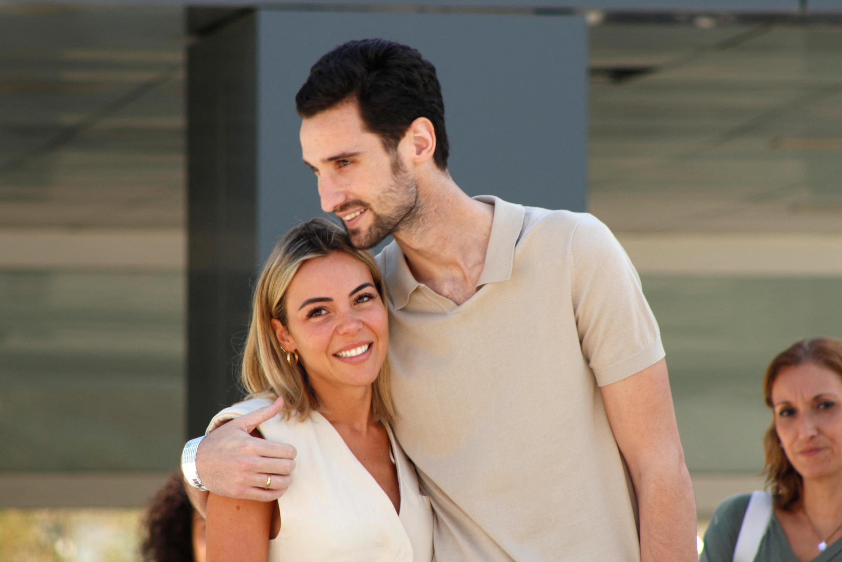 Sergio Rico, ici avec sa femme Alba Silva à sa sortie de l'hôpital, a donné de ses nouvelles et espère rejouer rapidement au football. Icon sport