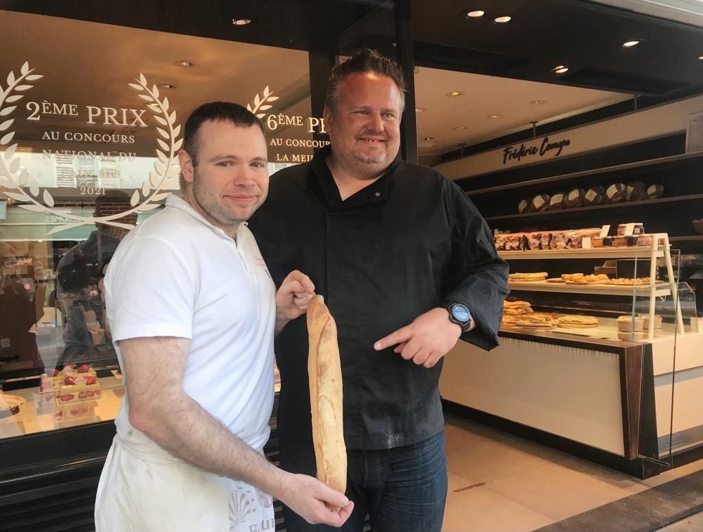 Paris (XVe), vendredi 13 mai. Damien Dedun (à gauche), le boulanger, et Frédéric Comyn, son patron, présentent la meilleure baguette de Paris. LP/C.D.M.