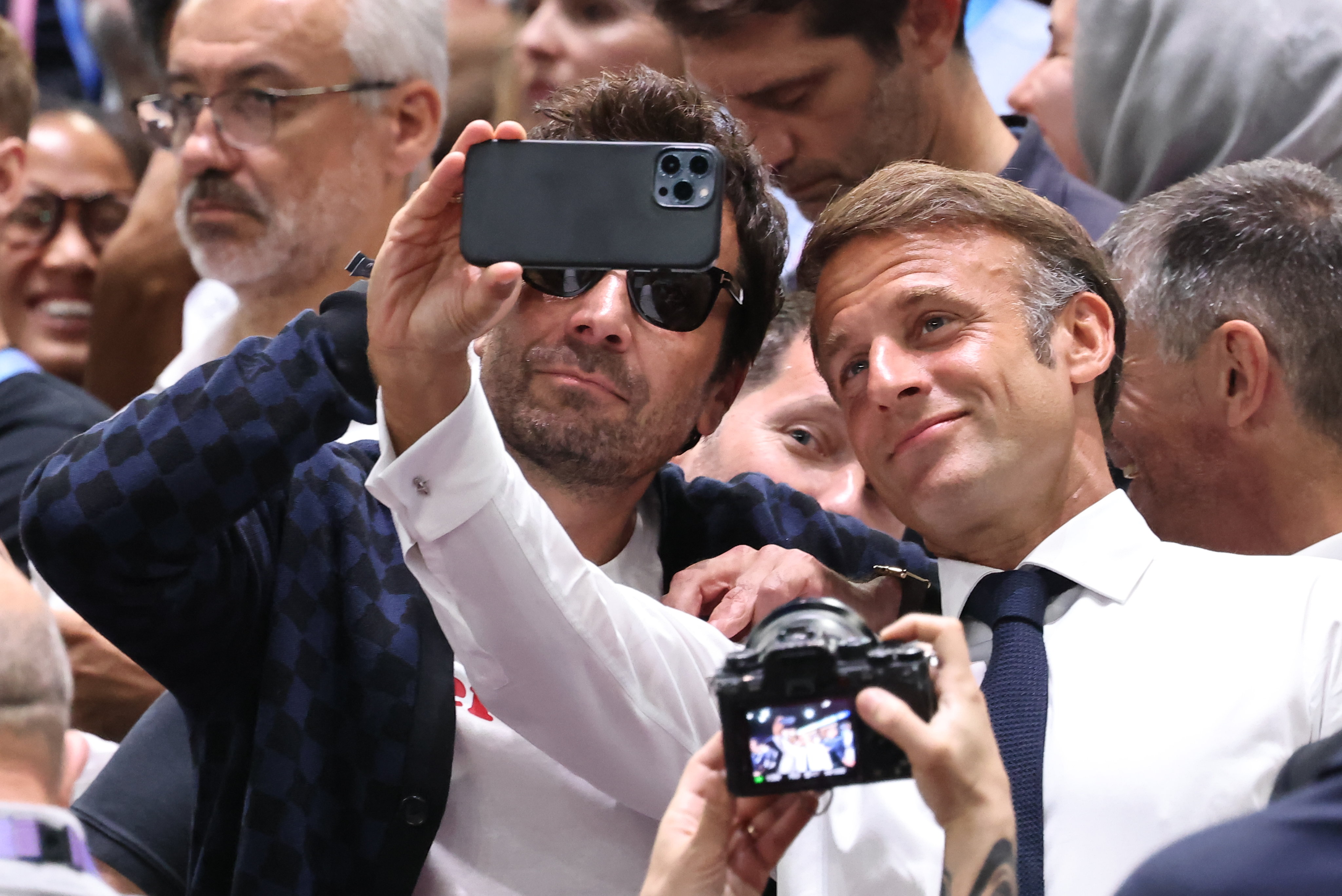 Le président Emmanuel Macron et l'animateur américain Jimmy Fallon prennent la pose pour un selfie lors de la finale masculine de Basket France - Etats-Unis. LP / Fred Dugit