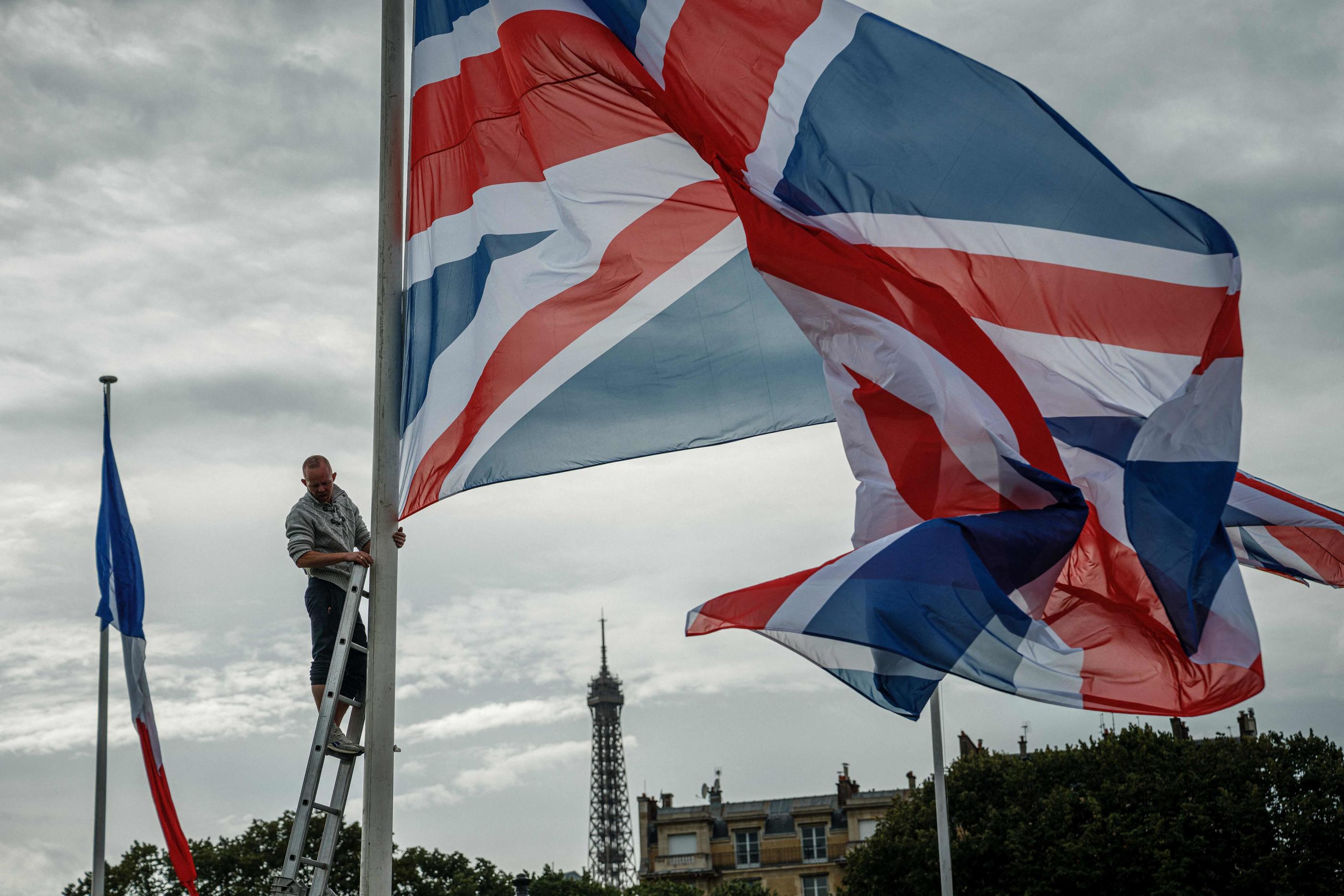 Des drapeaux anglais et français ont été installés dans le secteur des Invalides, lundi, pour la venue de Charles et Camilla. AFP/Dimitar DILKOFF