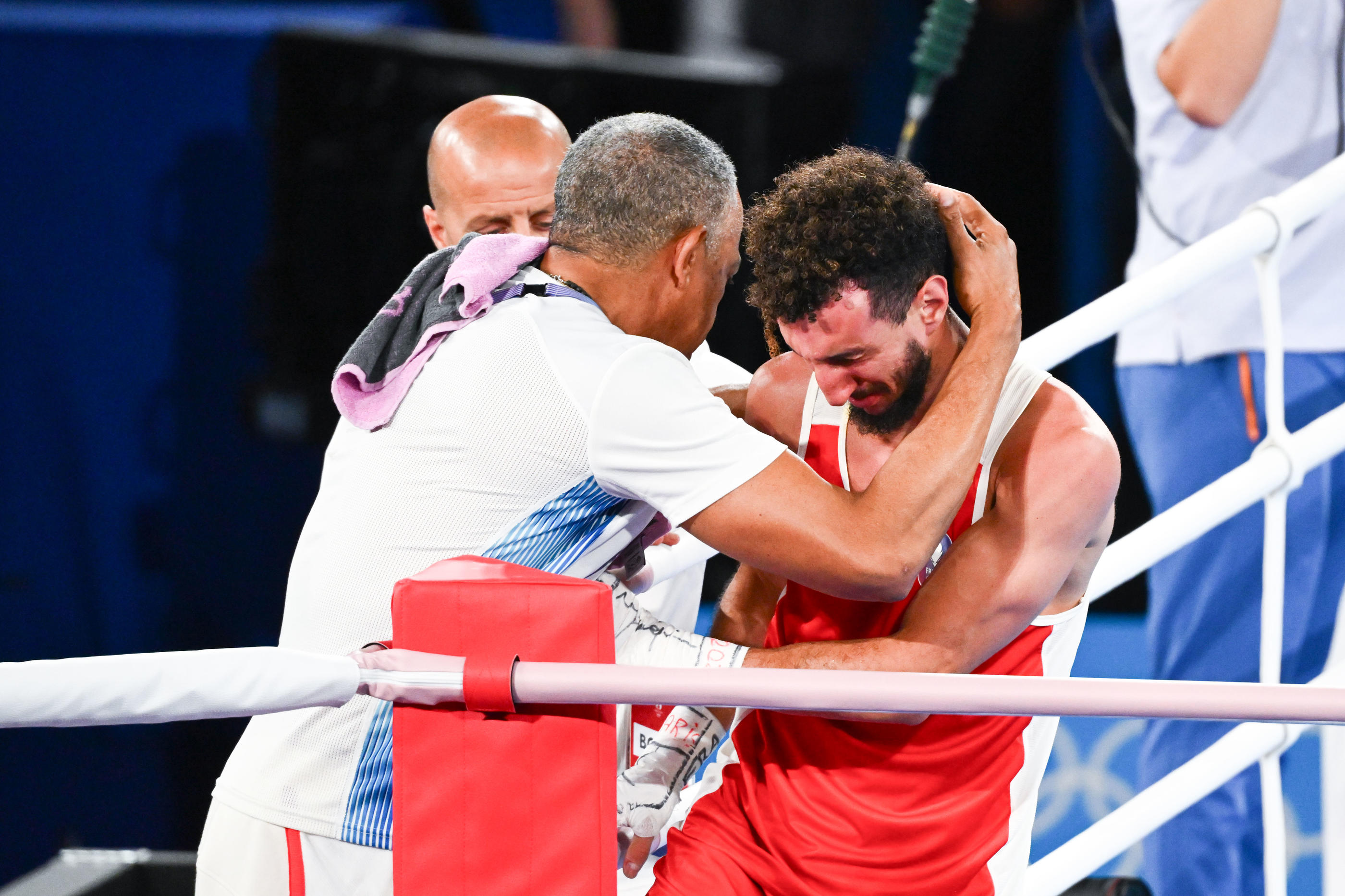 Sofiane Oumiha est réconforté par le staff des Bleus après la décision finale. Icon Sport