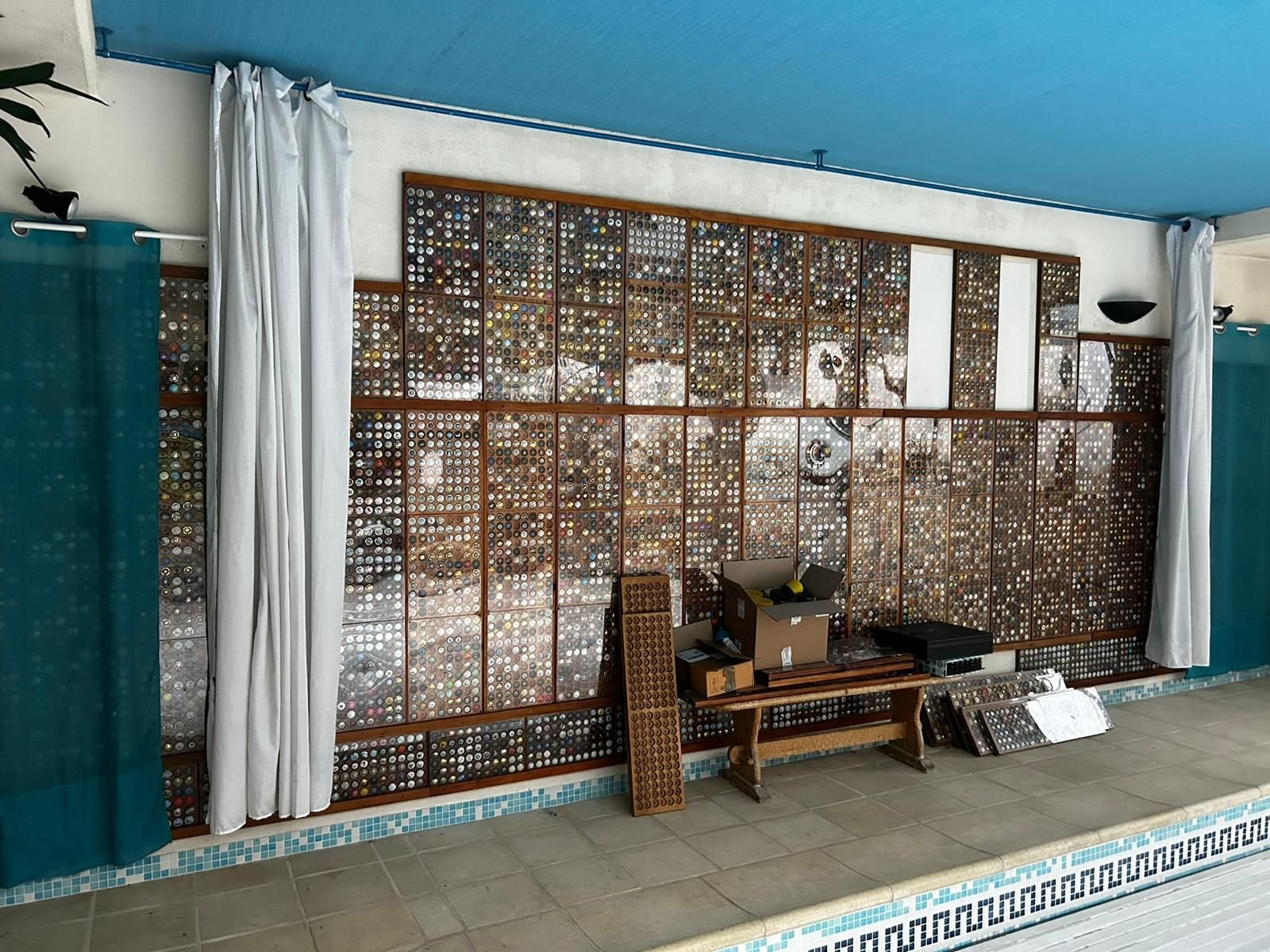 Bry-sur-Marne. Un ancien entrepreneur avait décoré le mur de sa piscine avec sa collection de capsules de bouteilles de champagne. Elles ont été vendues aux enchères ce jeudi pour un montant total de 210 euros. DR