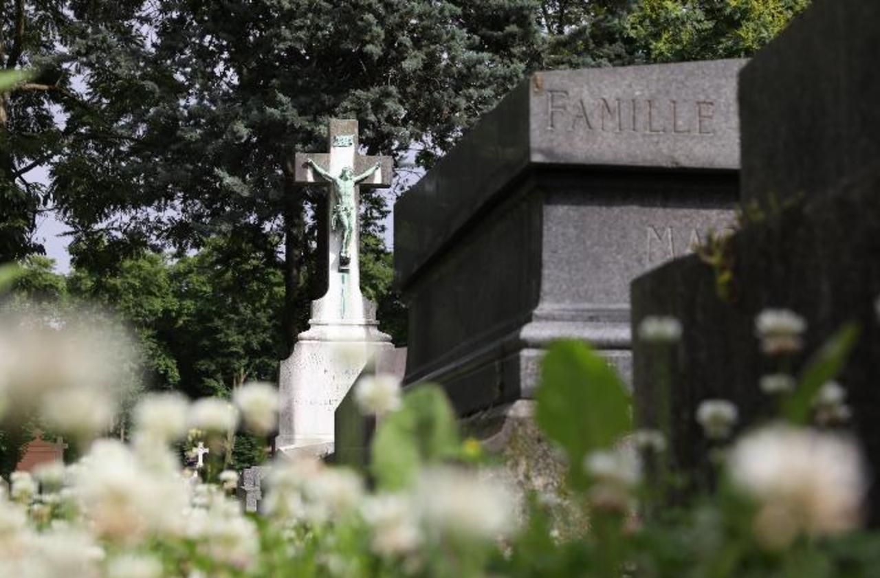 Nice des tombes profanées au cimetière de l’Est, la ville porte plainte Le Parisien Nice des tombes profanées au cimetière de l’Est, la ville porte plainte Le Parisien
