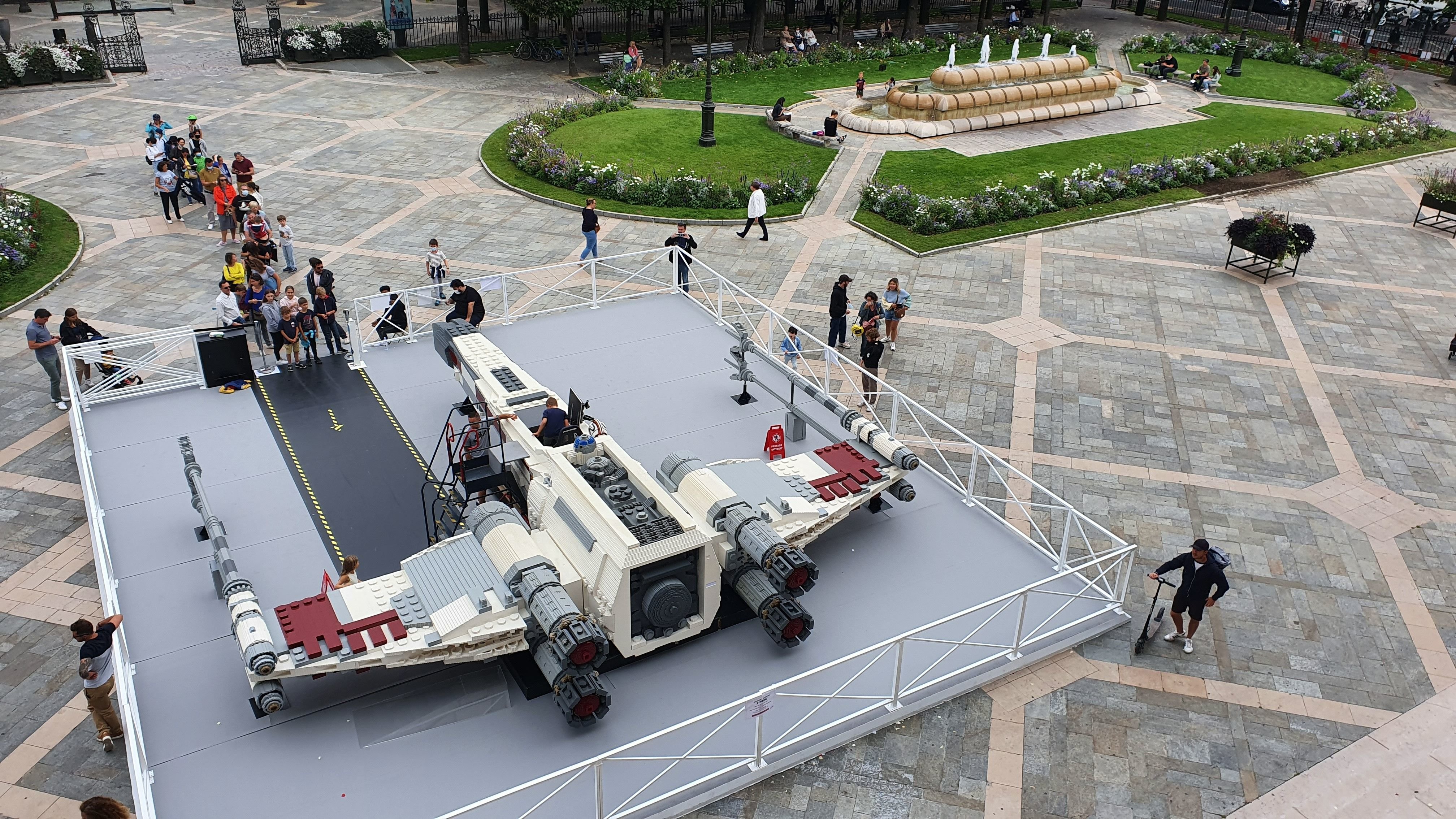 Levallois, ce samedi 28 août. Dans le cadre de l'exposition Lego Star Wars, un vaisseau X-Wing grandeur nature composé de 1 584 000 pièces a été installé sur le parvis de l'hôtel de ville. LP/A.-S.D.