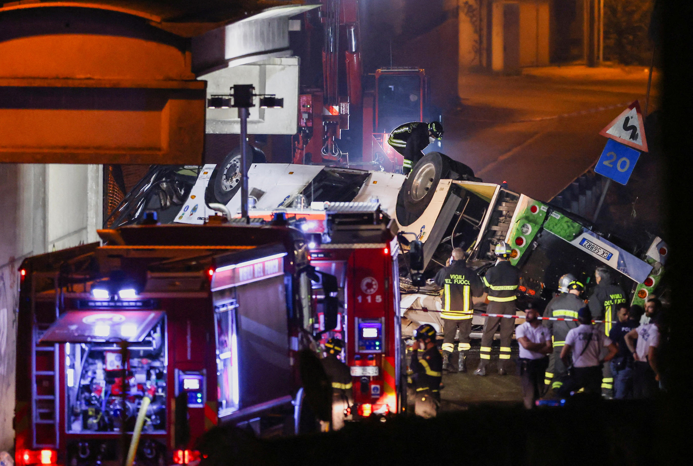 Les sapeurs-pompiers ont travaillé toute la nuit sur la carcasse du bus, qui s'est retourné et enflammé après une chute de 10 mètres mardi soir. REUTERS/Claudia Greco