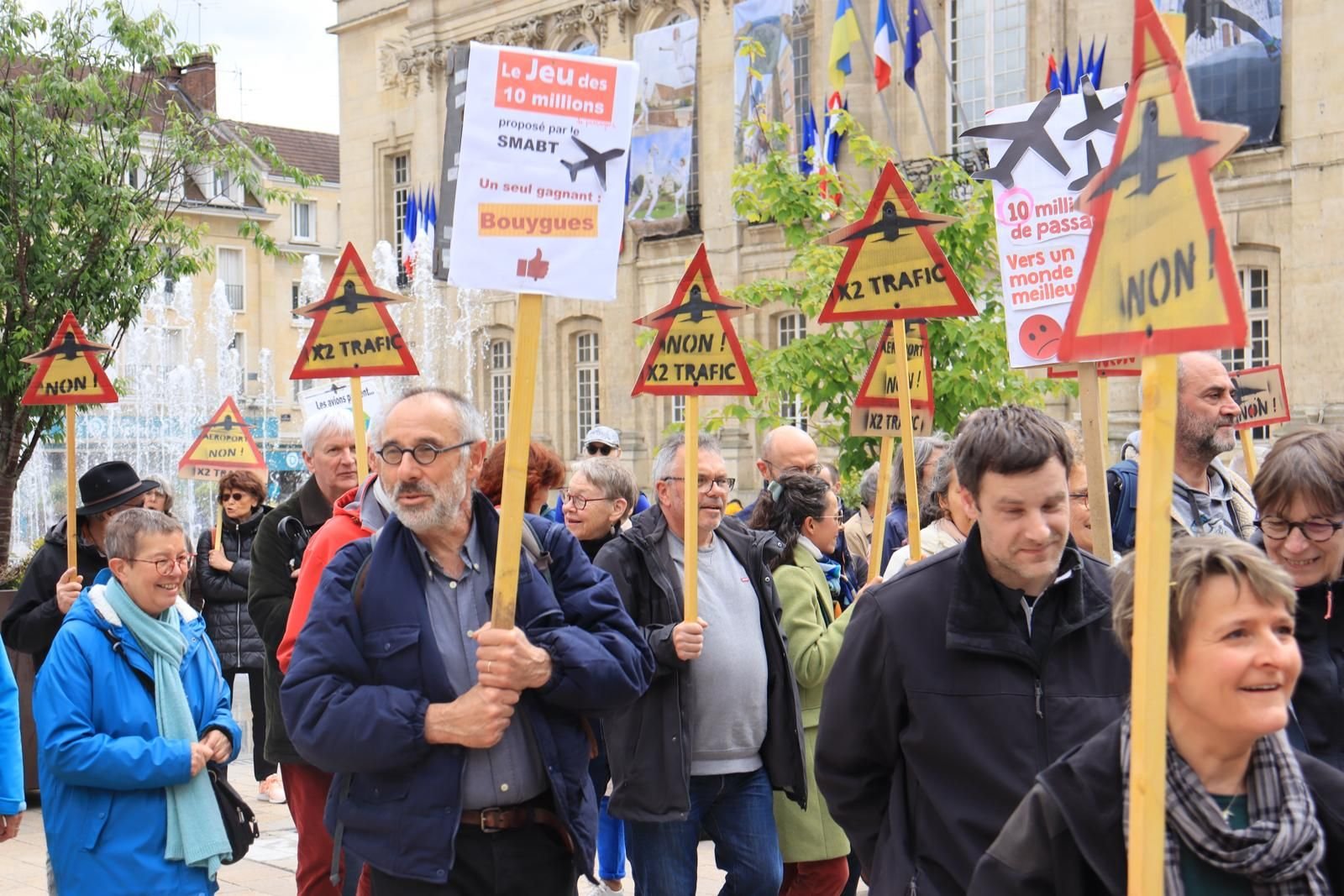 Beauvais (Oise). Les opposants à l'extension de l'aéroport rejoints par des militants parisiens ont réclamé ce samedi 4 mai un plafonnement du trafic aérien à Beauvais-Tillé. LP/Juliette Vienot de Vaublanc