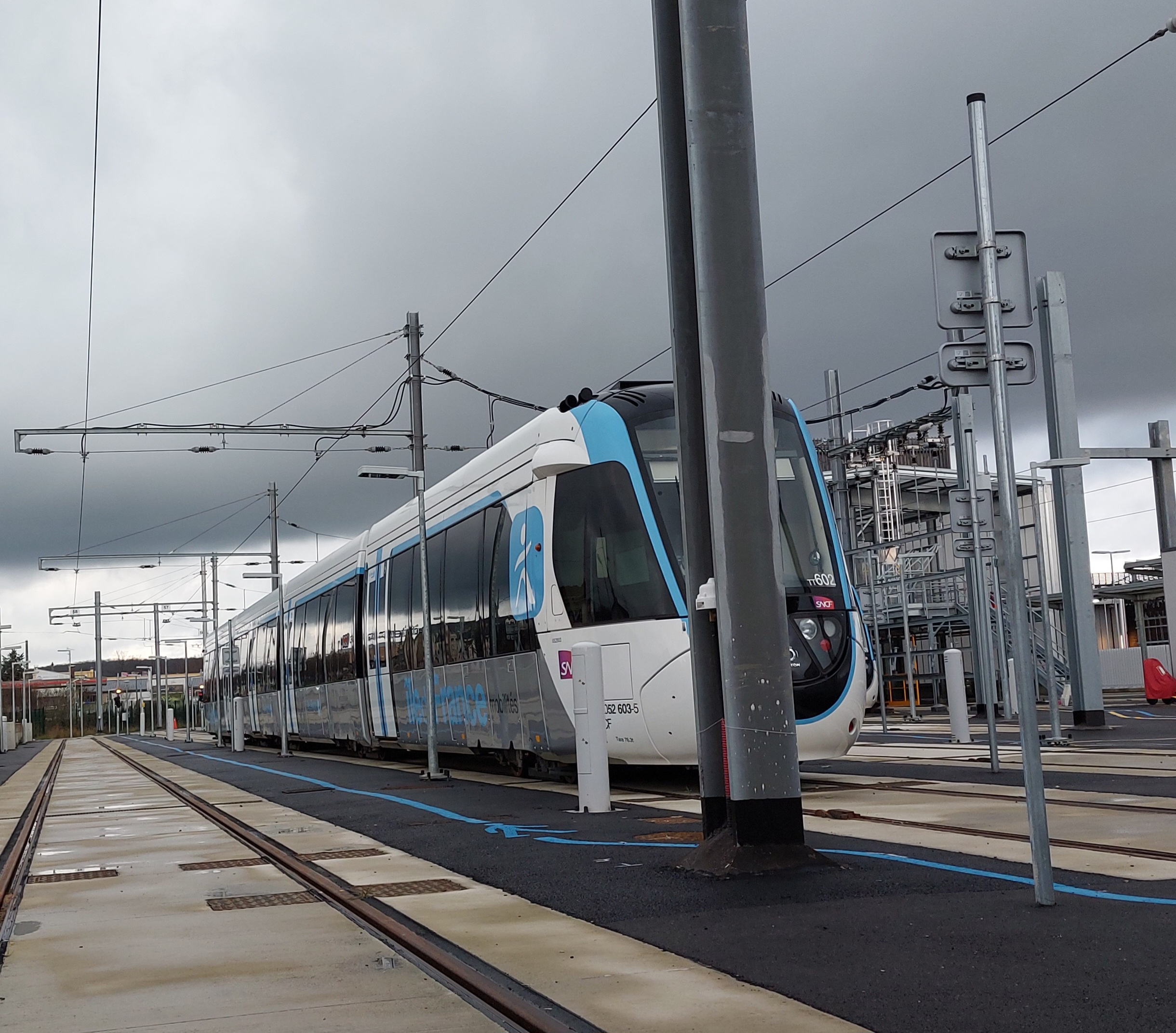Massy (Essonne), lundi 30 janvier. Le T12 est un tram-train qui va circuler entre la gare de Massy-Palaiseau et Evry-Courcouronnes à partir de décembre 2023. LP/Cécile Chevallier