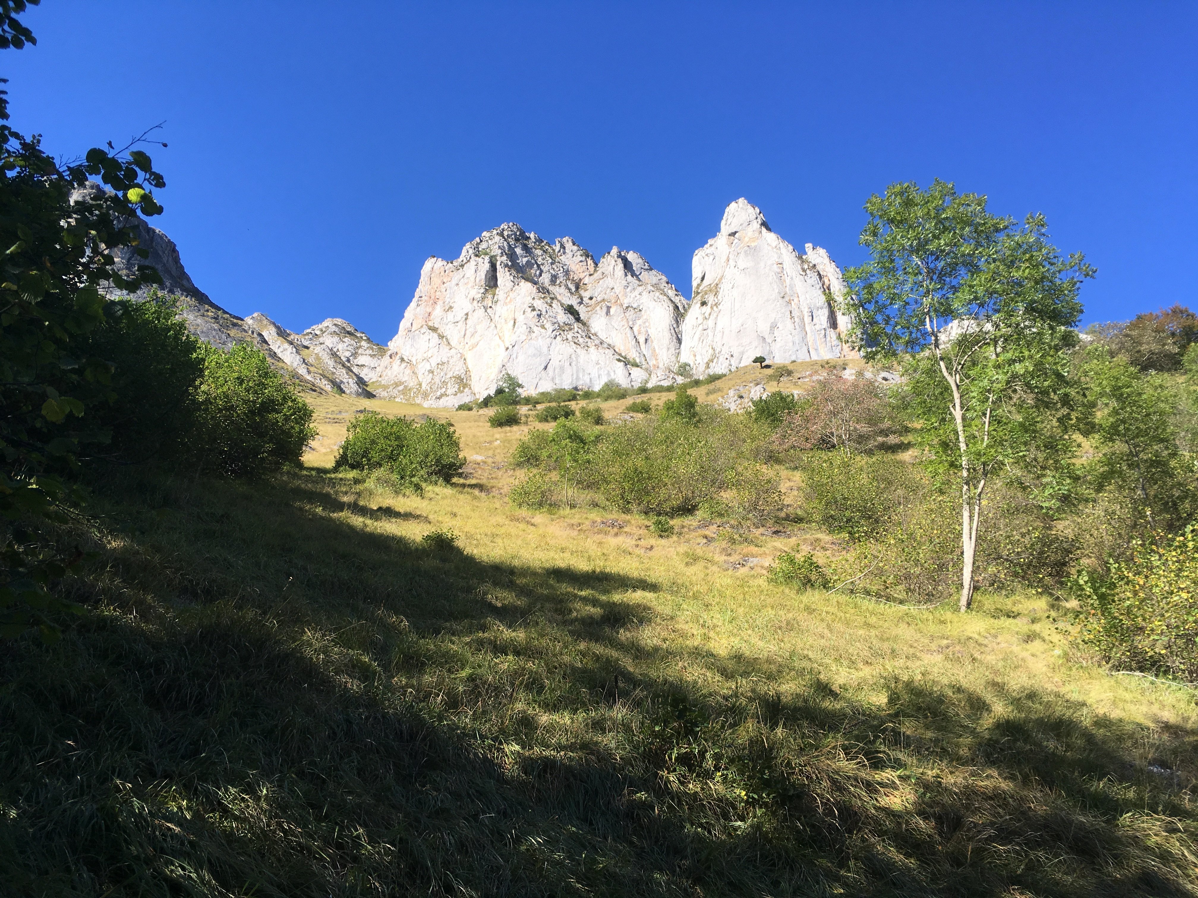 Un sentier de randonnée d'un peu plus de 13 km tourne autour du pic du Gar avec 1100 m de dénivelé. DR