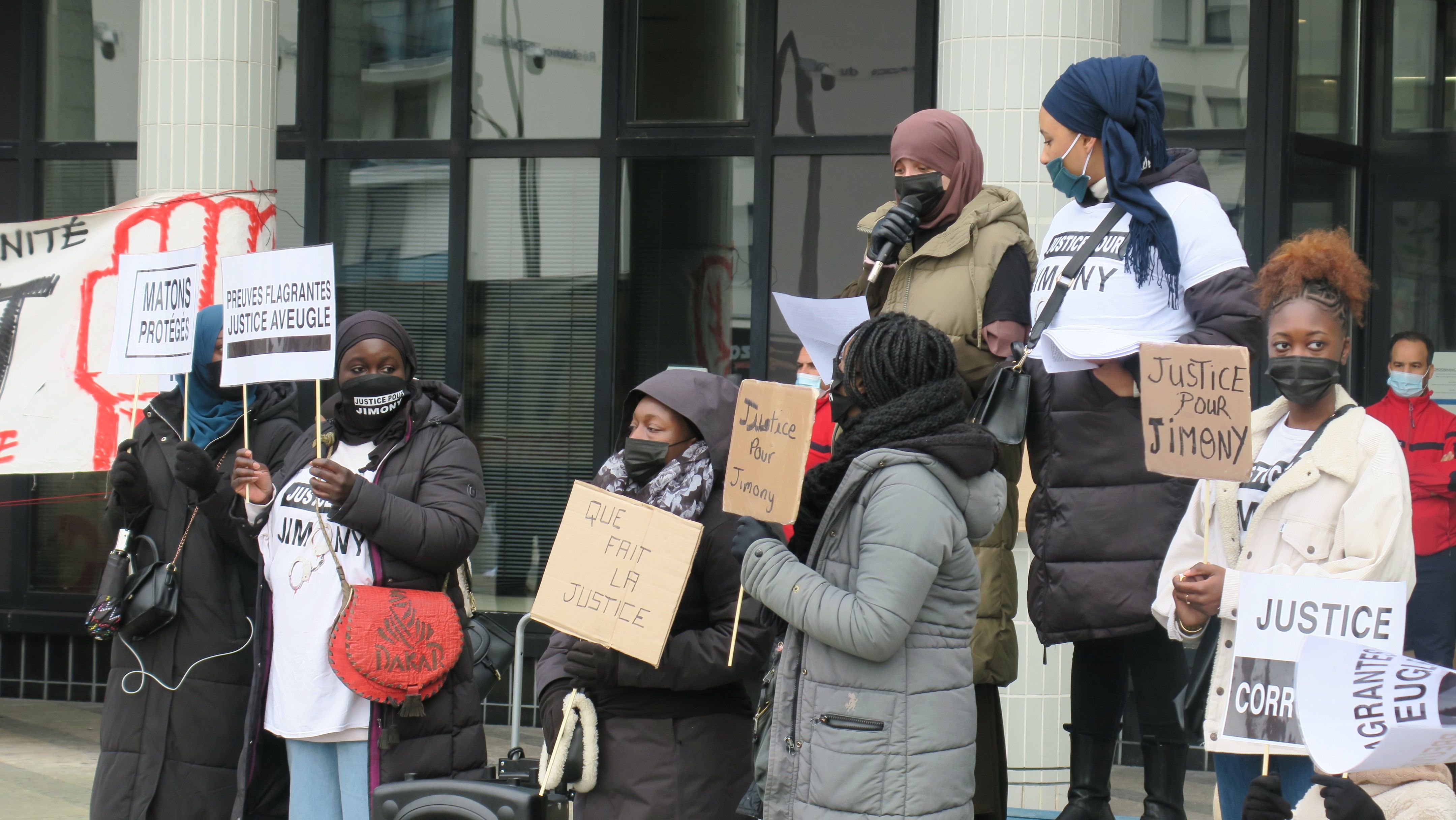 Meaux (Seine-et-Marne), ce mercredi 19 janvier. A la tribune, Charlotte, l'épouse de Jimony Rousseau, a demandé que les surveillants pénitentiaires qu'elle estime responsables de sa mort, soient mis en examen. LP/Hendrik Delaire