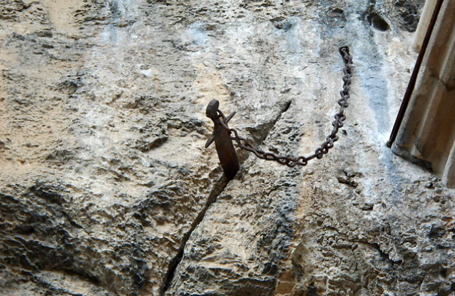 Selon la légende, l'épée de Durandal était enfoncée dans la roche de la cité médiévale depuis 1 246 ans. Wikimedia Commons