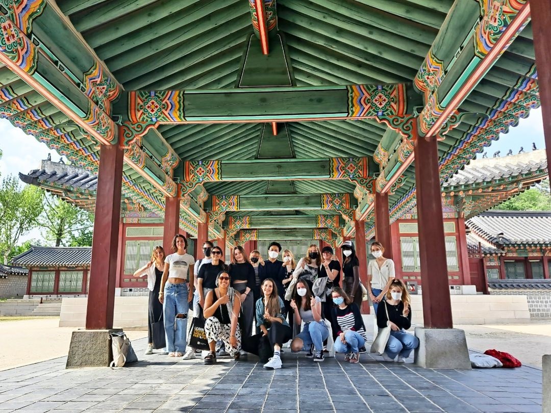 Des étudiants en séjour linguistique, au palais de Gyeongbok, Séoul, Corée du Sud. Crédit photo DR.