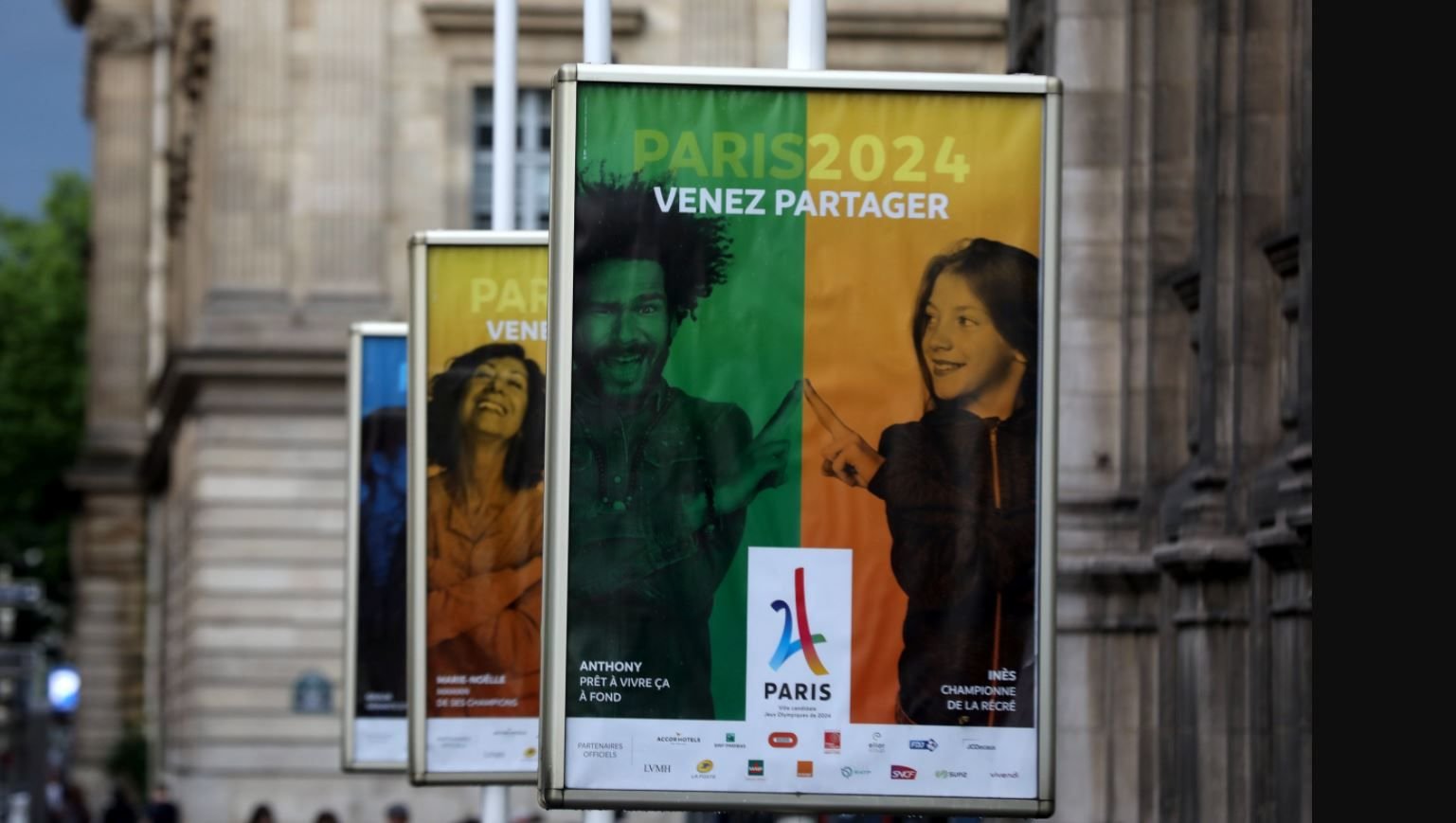 Ces panneaux d'affichage pour la candidature de Paris aux jeux Olympiques de 2024, illustrent aussi la volonté de partage entre culture et sport que veut initier Carine Rolland, adjointe à la maire de Paris en charge de la culture.