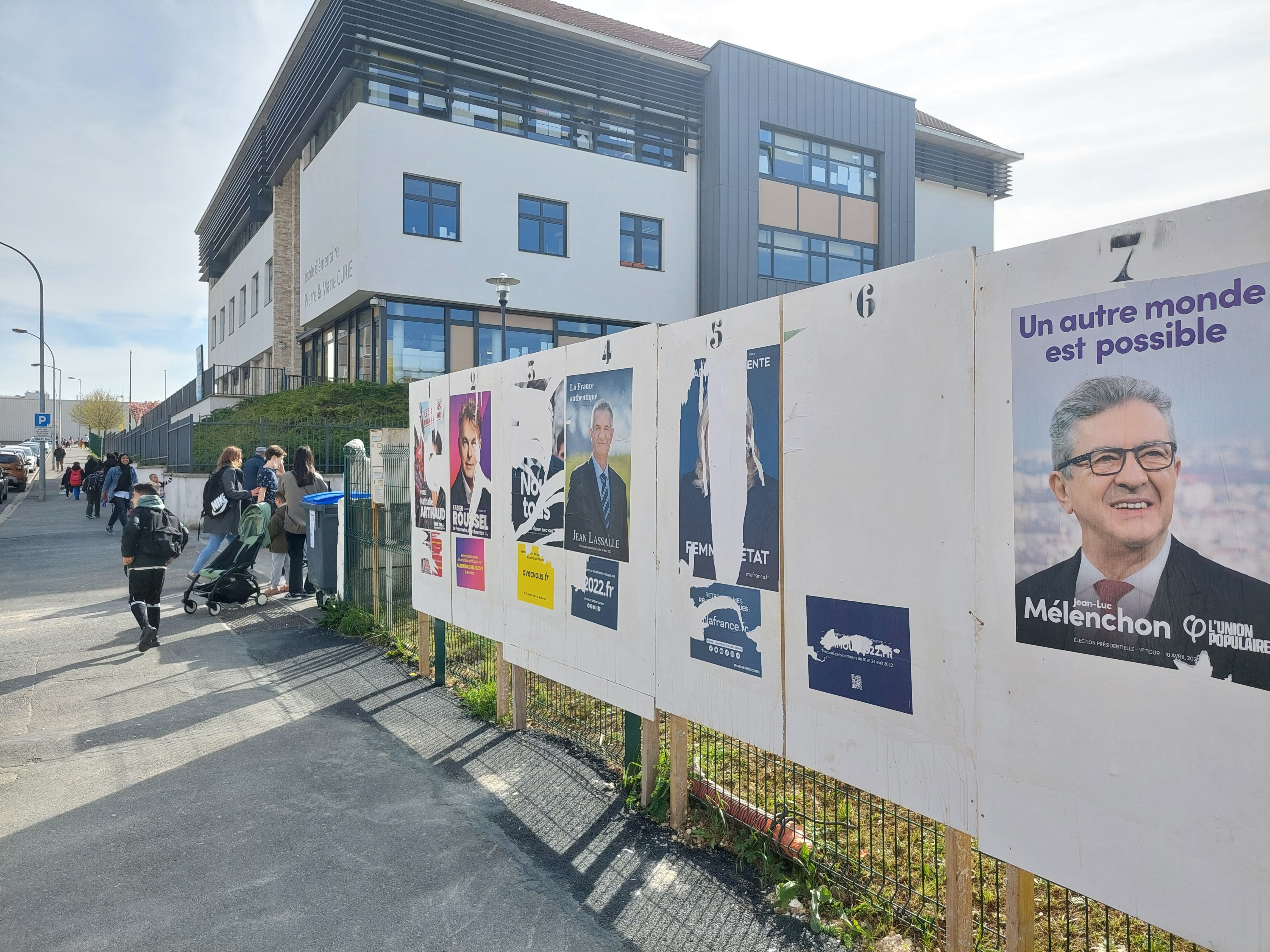 Montereau, ce lundi. Dans le quartier de Surville, Jean-Luc Mélenchon bénéficie d'une grande aura, dépassant souvent les 60% de vote. Son affiche électorale est demeurée intacte. LP/Faustine Léo