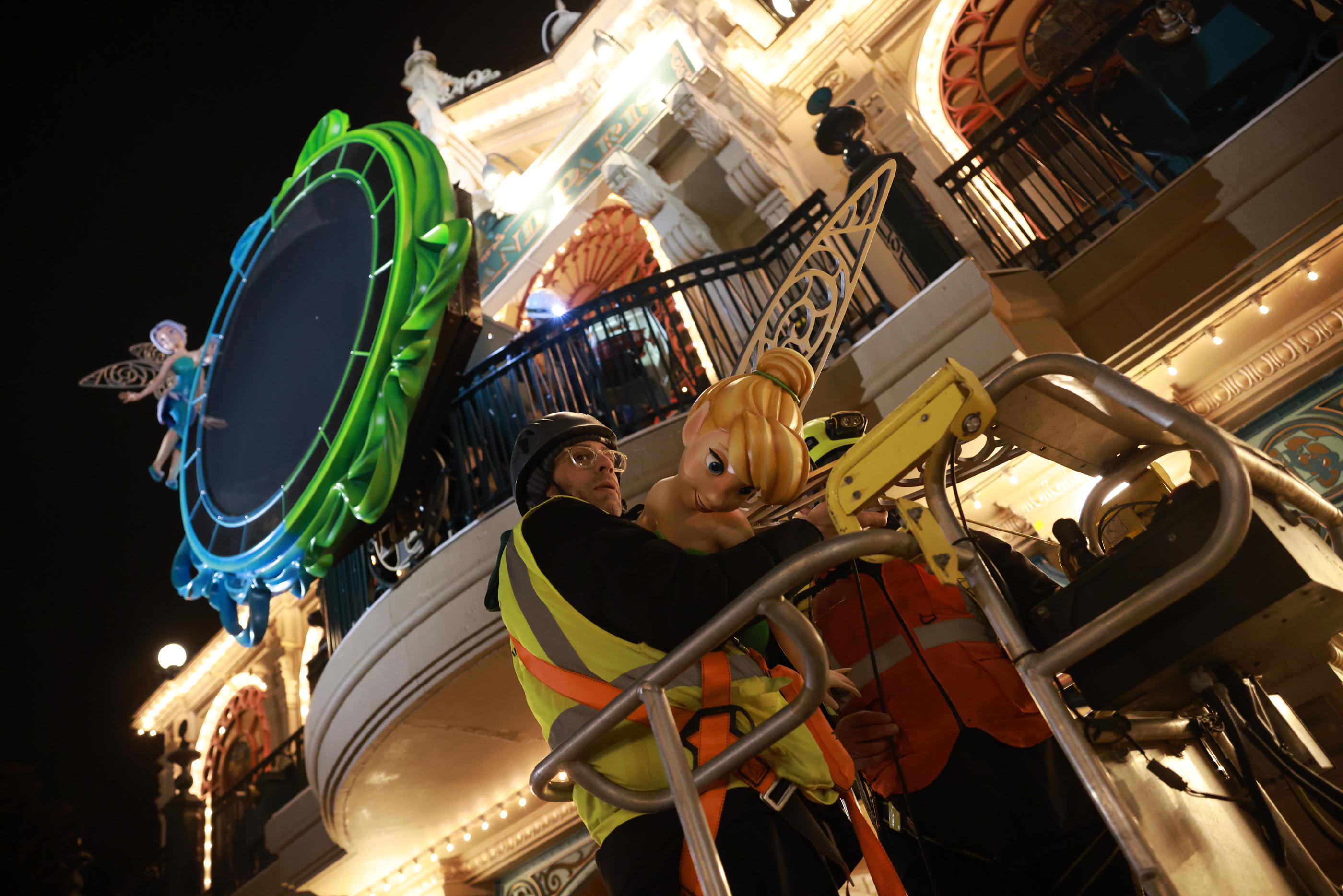 Les ouvriers qui travaillent la nuit à Disneyland Paris sont les garants de la réussite de la saison printanière qui sera marquée par des décors innovants. LP/Olivier Arandel