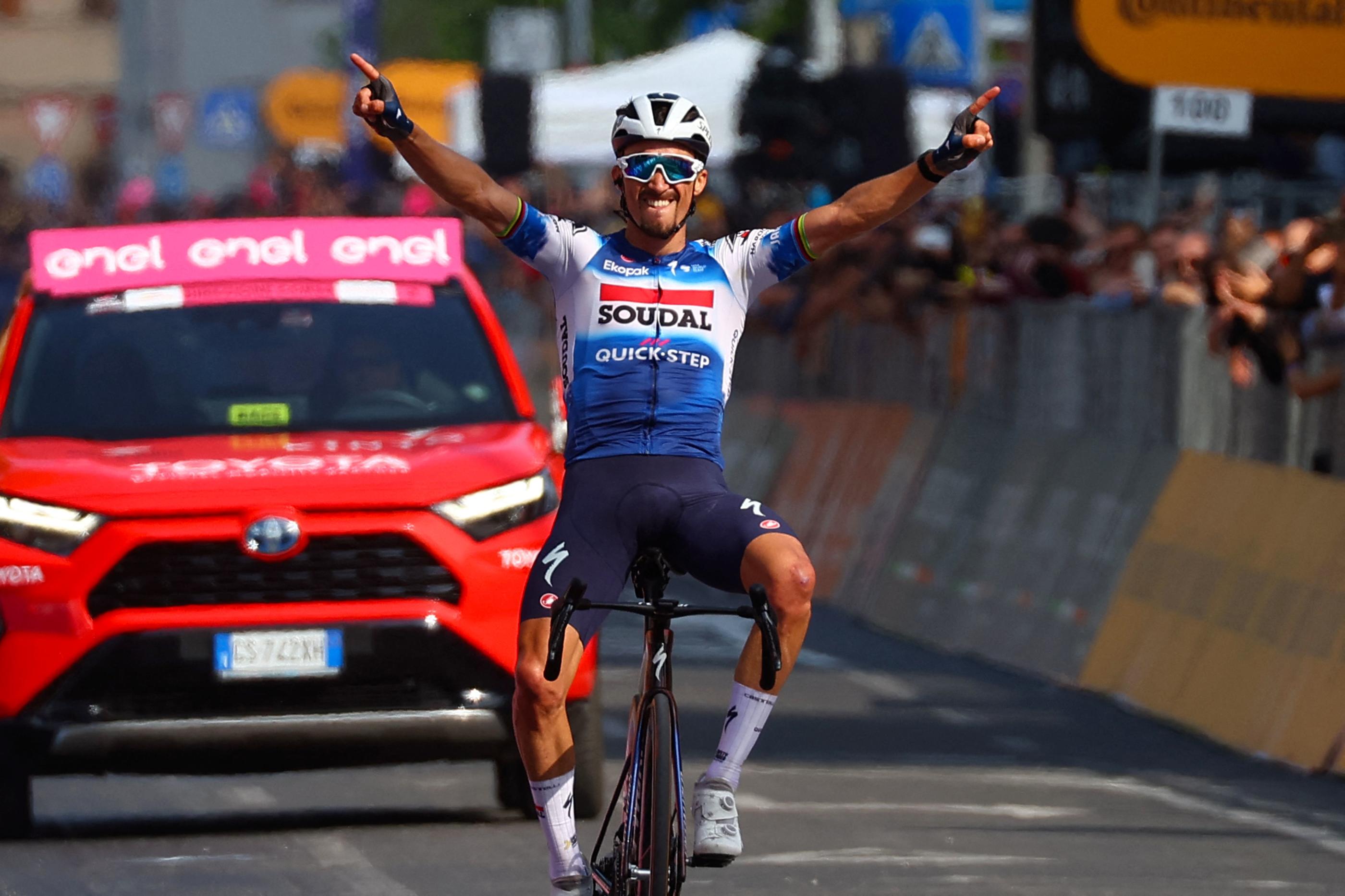 Julian Alaphilippe a fait la différence dans la dernière côte et a pu gérer son avance avant de lever les bras. AFP/Luca Bettini