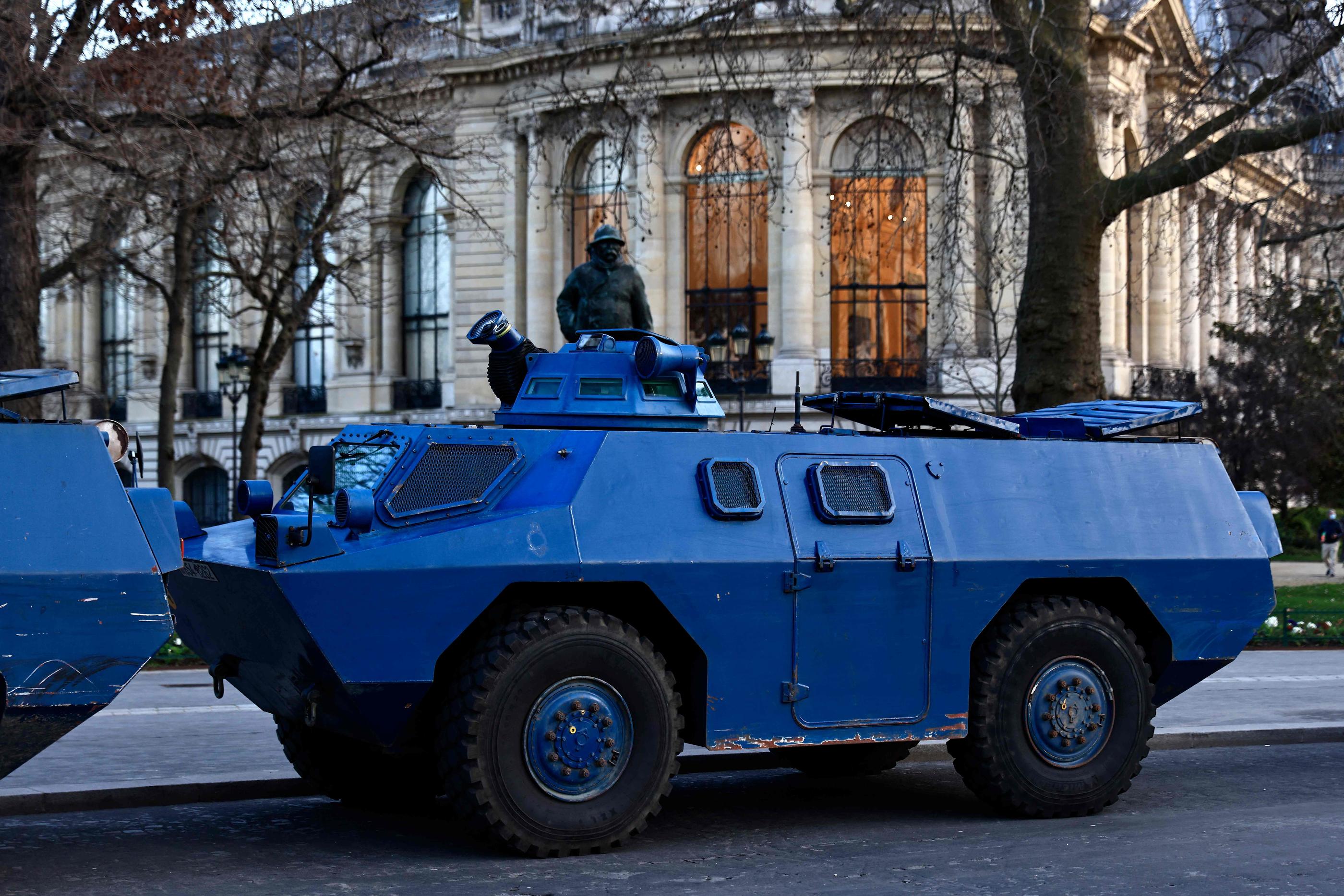 Un véhicule blindé près des Champs-Elysées à Paris, ce vendredi 11 février. Les forces de l'ordre ont mis en place un important dispositif dans la capitale à l'approche des manifestants du «Convoi de la liberté». AFP/Sameer Al-Doumy