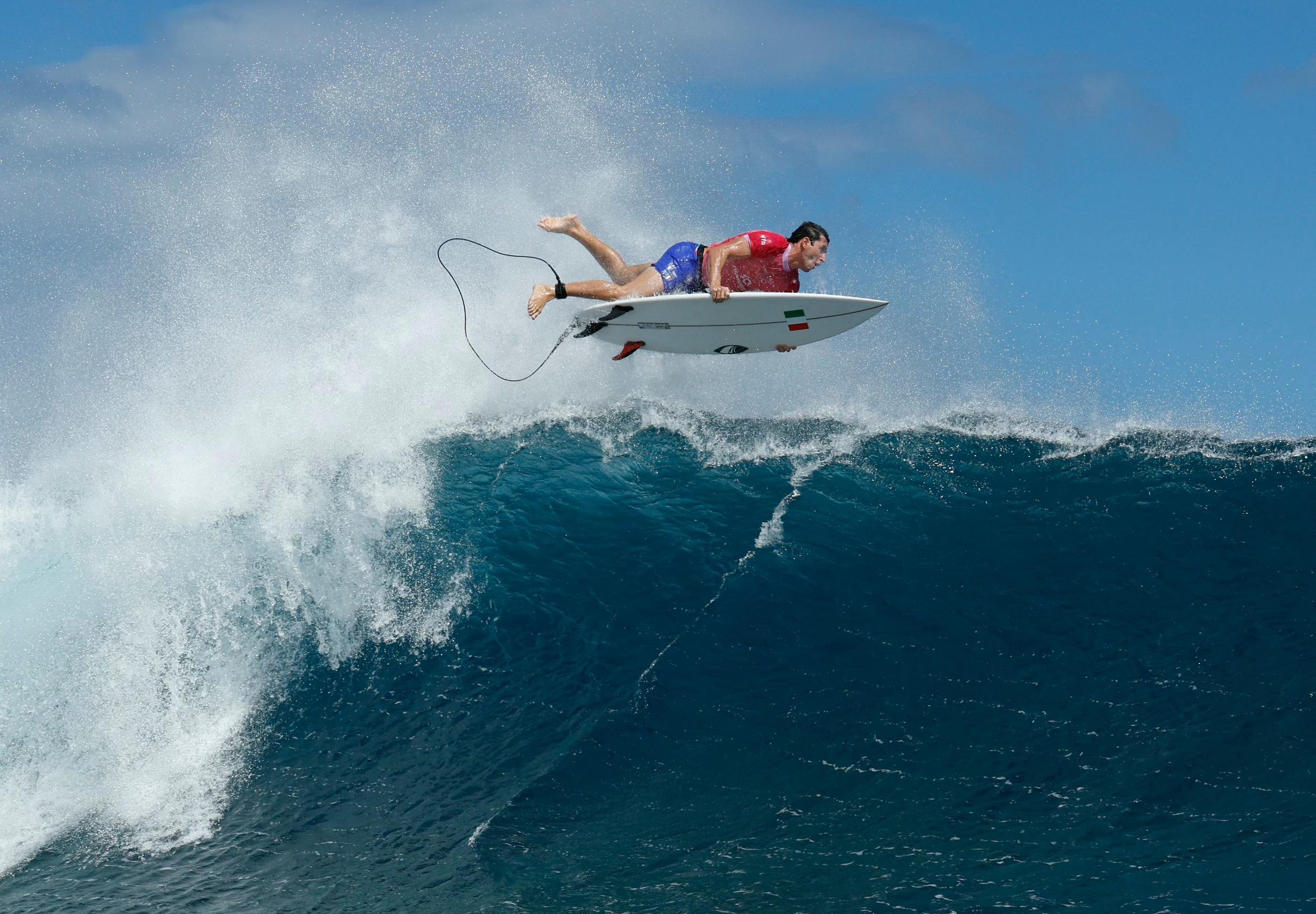 L'italien Leonardo Fioravanti sur la vague de Teahupoo à Tahiti, le 28 juillet 2024. Pool/AFP/Ben Thouard