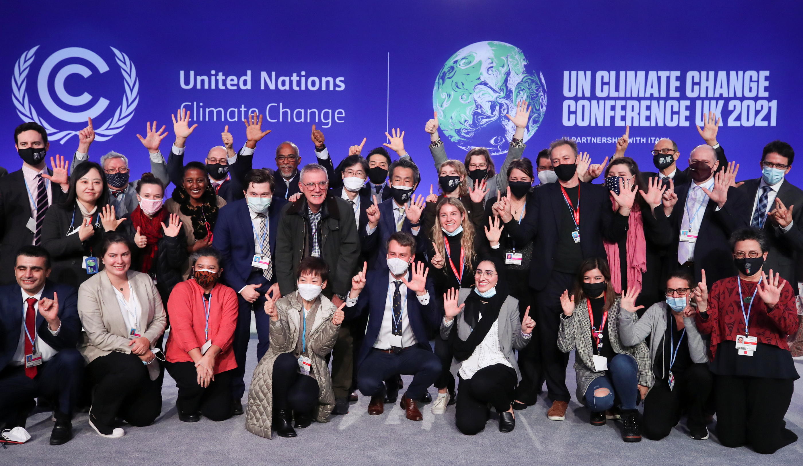 Des délégués posent pour une photo lors de la Conférence des Nations Unies sur les changements climatiques (COP26) à Glasgow, en Écosse, le 13 novembre 2021. REUTERS/Yves Herman
