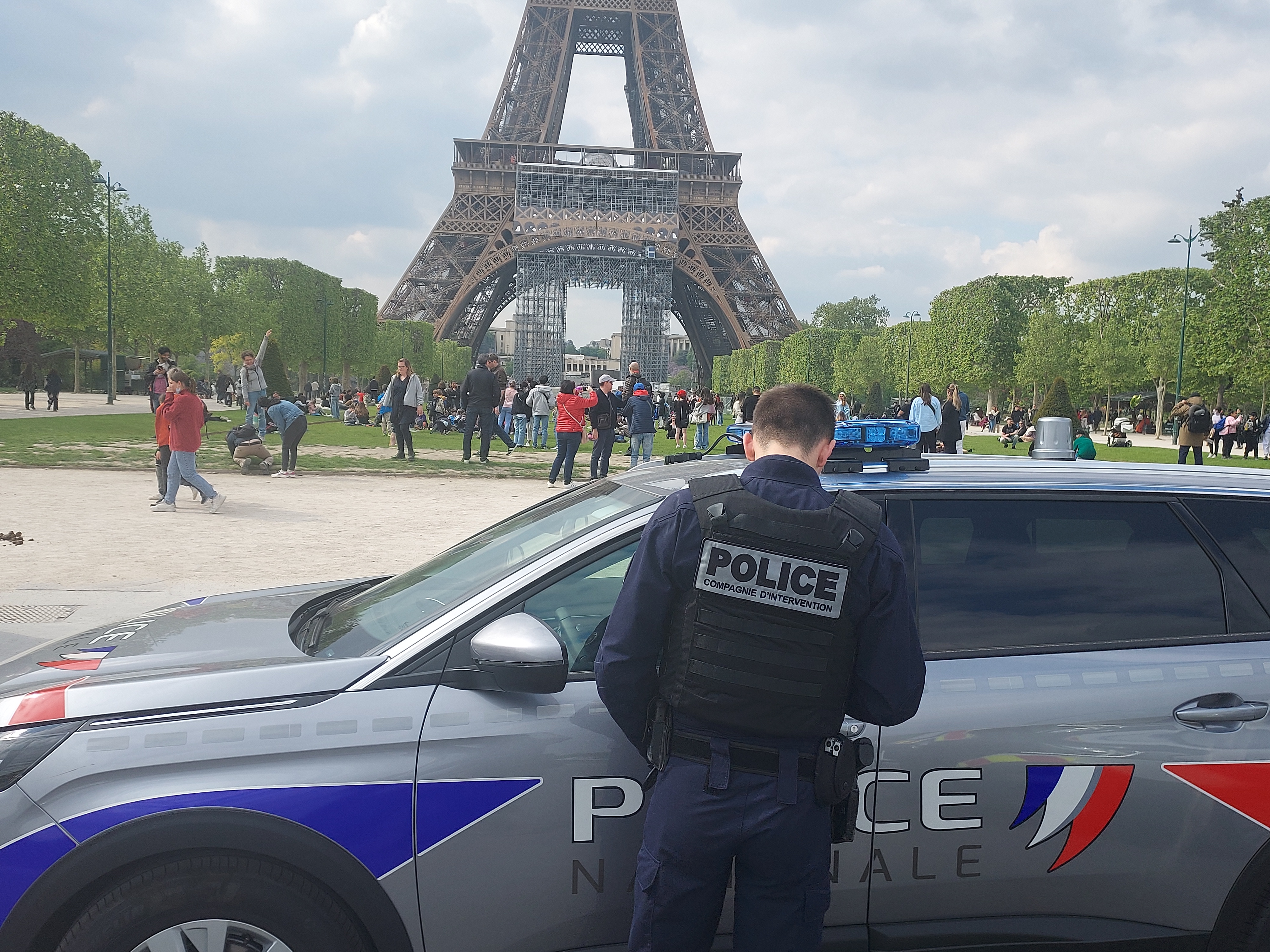 Champ-de-Mars, Paris (VIIe), le 17 juillet 2023. Des policiers sont présents sur le site tous les jours et tous les soirs jusqu'à 23 heures. LP/Céline Carez