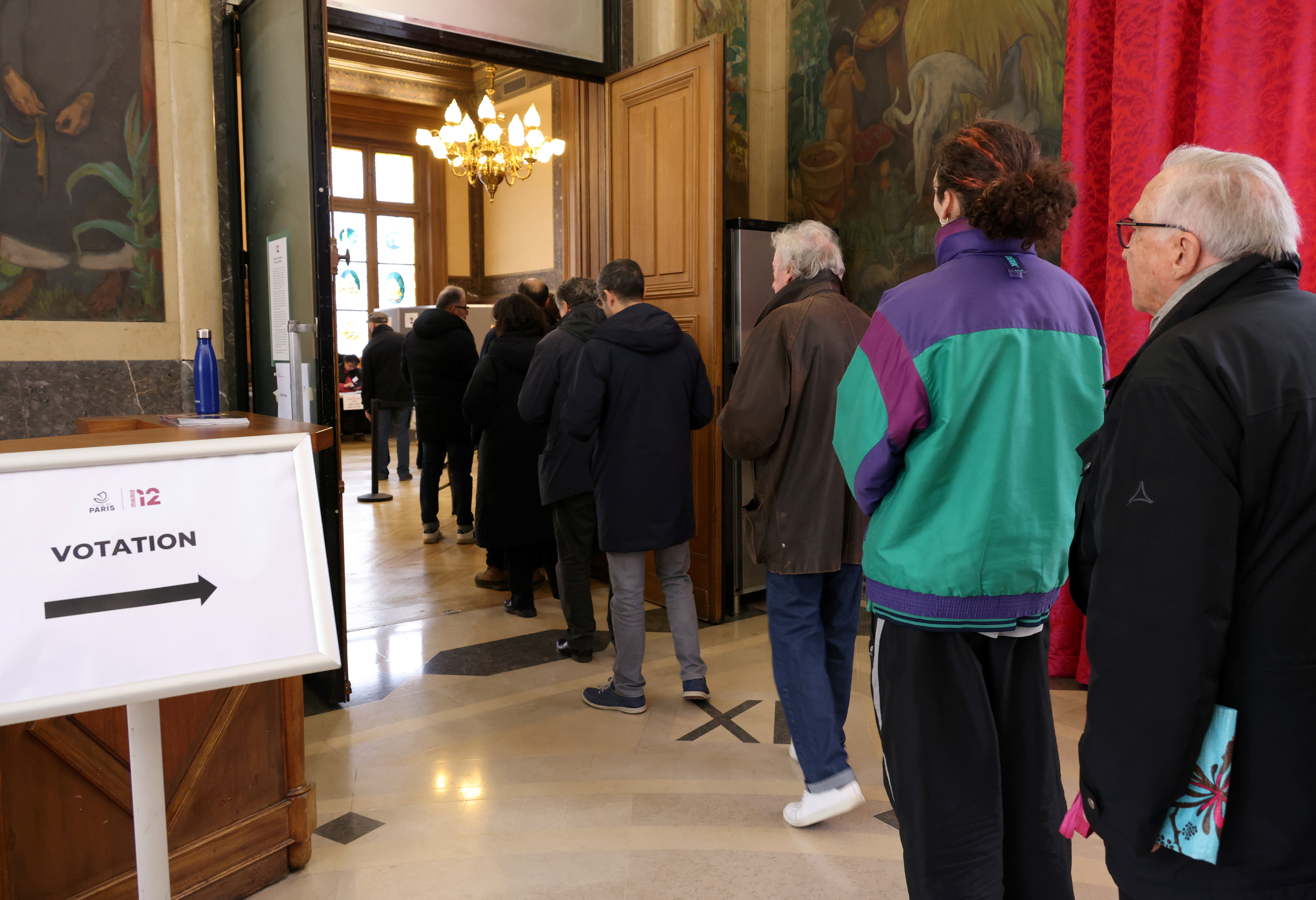 Les habitants du XIIe arrondissement sont nombreux à s'être déplacés dimanche 4 février dès l'ouverture des bureaux pour prendre part à cette votation consacrée à la place des SUV dans Paris. LP/Delphine Goldsztejn