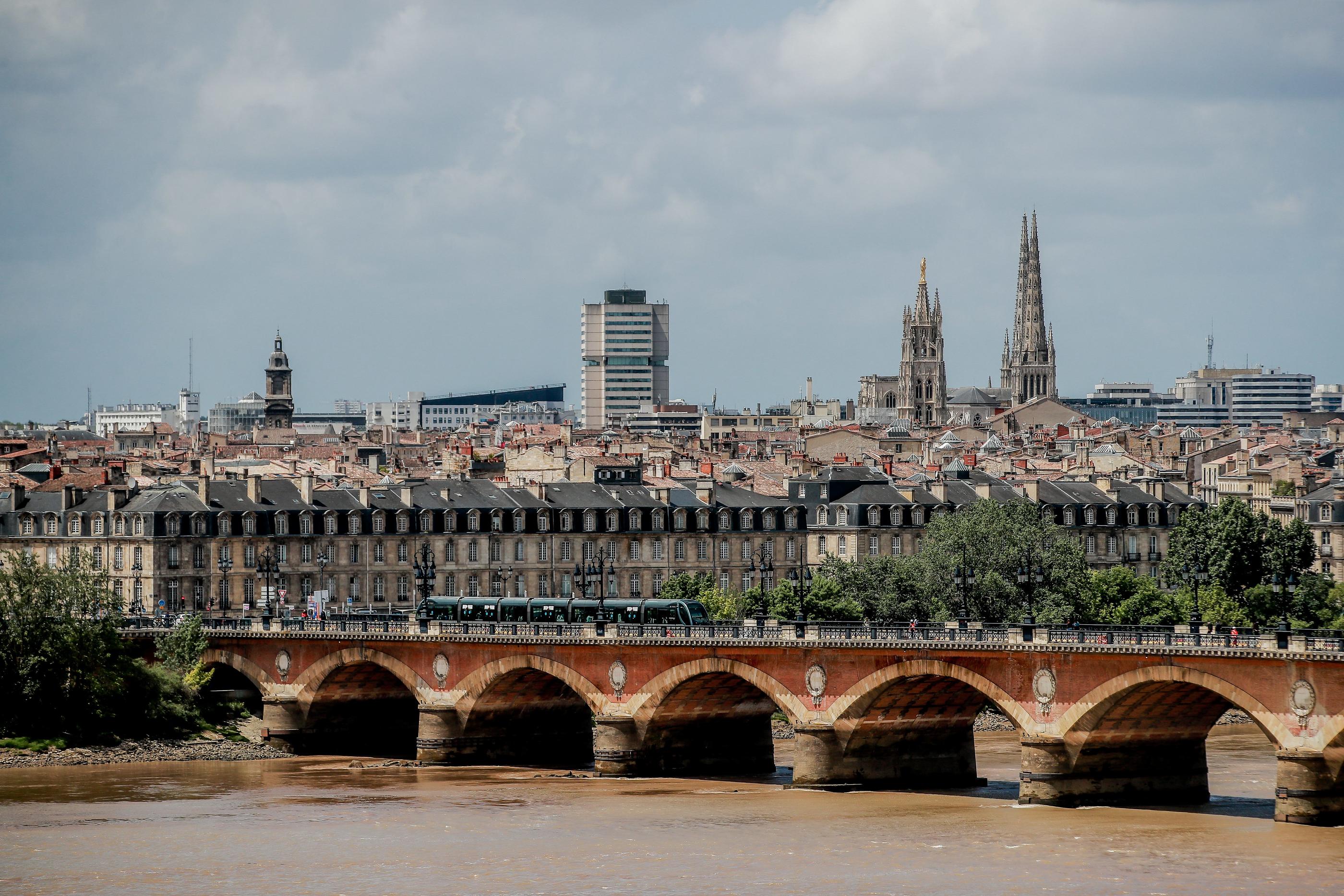Bordeaux (Gironde) arrive en tête des villes où les prix chutent le plus en un an : -3,1%, contre -1% pour Paris, selon Meilleurs agents. PhotoPQR/Sud Ouest/Guillaume Bonnaud