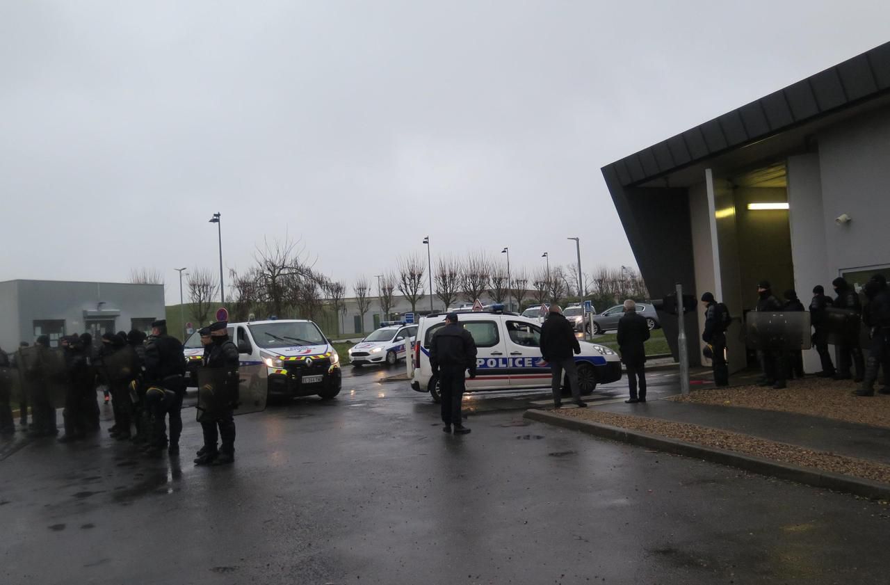 <b></b> Prison de Meaux-Chauconin, mercredi 24 janvier 2018 : Pour la deuxième journée consécutive, les surveillants pénitentiaires ont refusé de prendre leur poste. Vingt policiers sont entrés pour les remplacer.