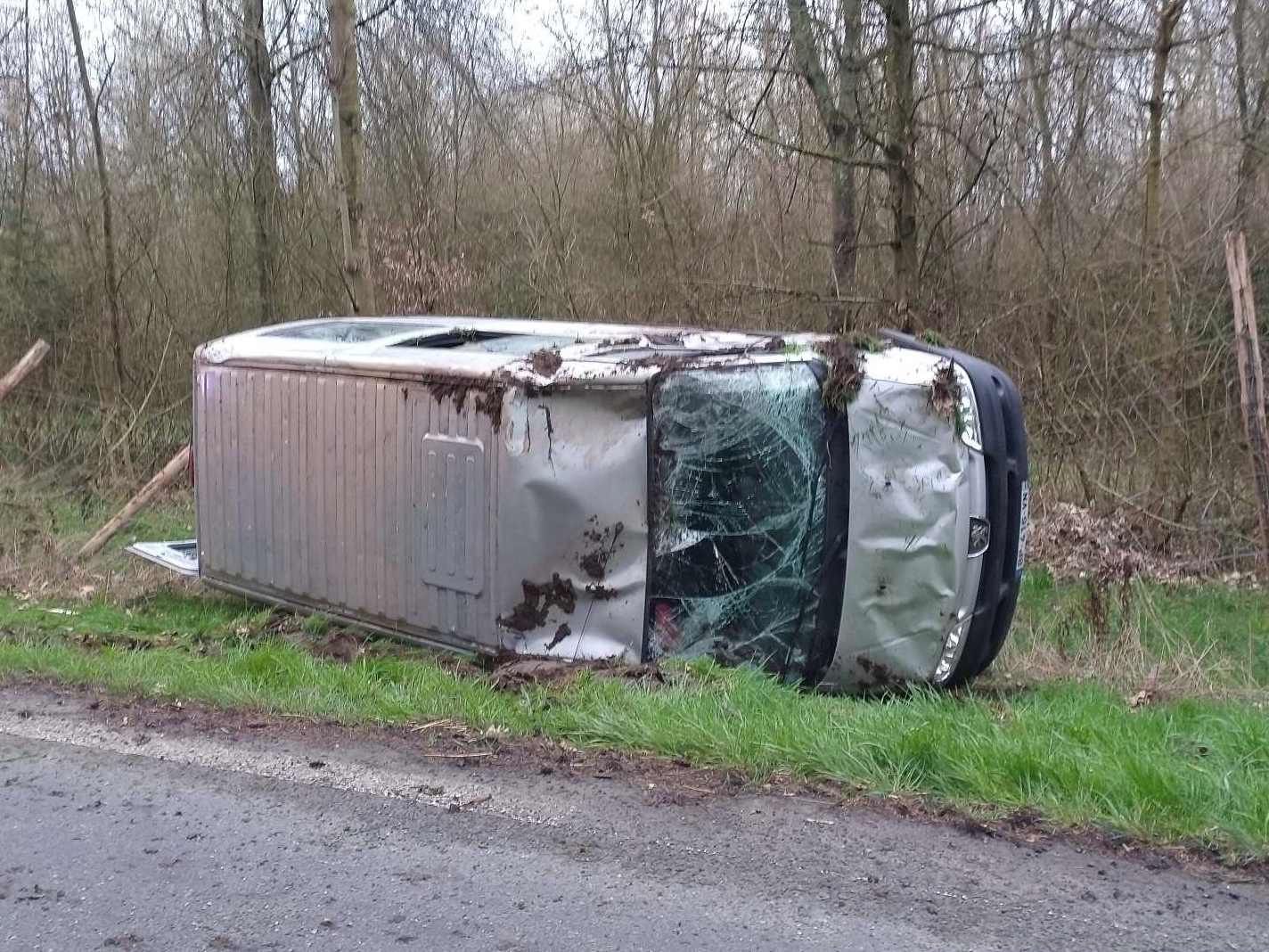 Versigny (Oise), ce dimanche. Un minibus qui transportait huit enfants et adolescents d'un foyer pour l'enfance de Villepinte (Seine-Saint-Denis) a fait plusieurs tonneaux dans un sous-bois. DR