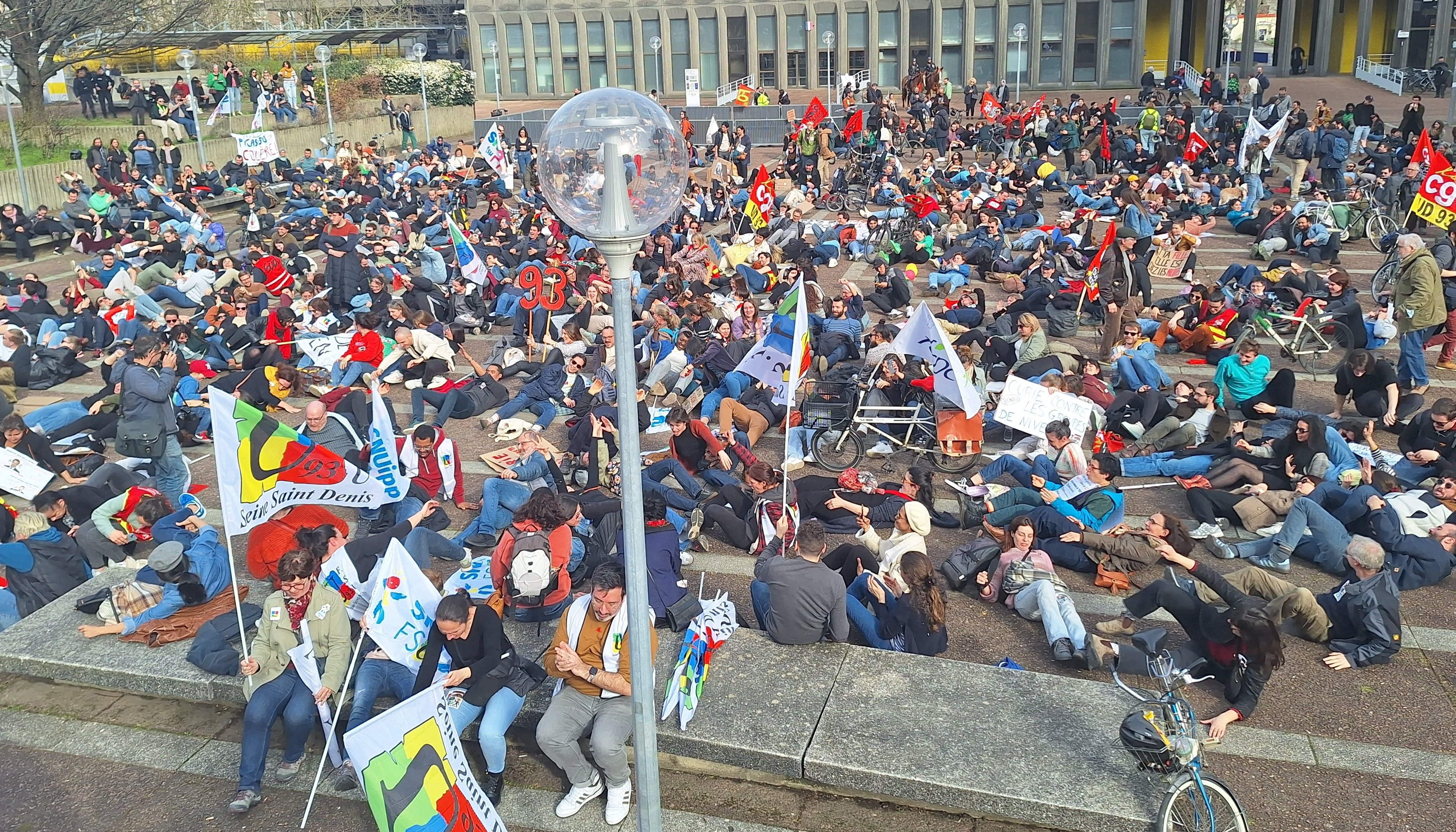 Bobigny, ce jeudi. Plusieurs milliers de personnes se sont rassemblées devant la préfecture de Seine-Saint-Denis pour réclamer un plan d'urgence pour l'Éducation nationale dans le département. LP/R.V.