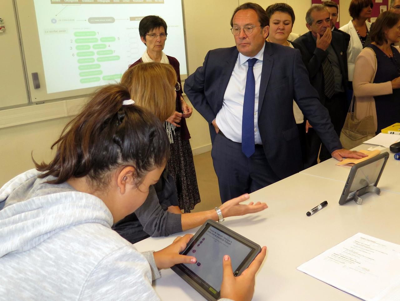 <b></b> Meulan. Pierre Bédier, le président LR du conseil départemental, s’est rendu au collège Henri IV dans le cadre de la distribution de tablettes numériques aux élèves. 