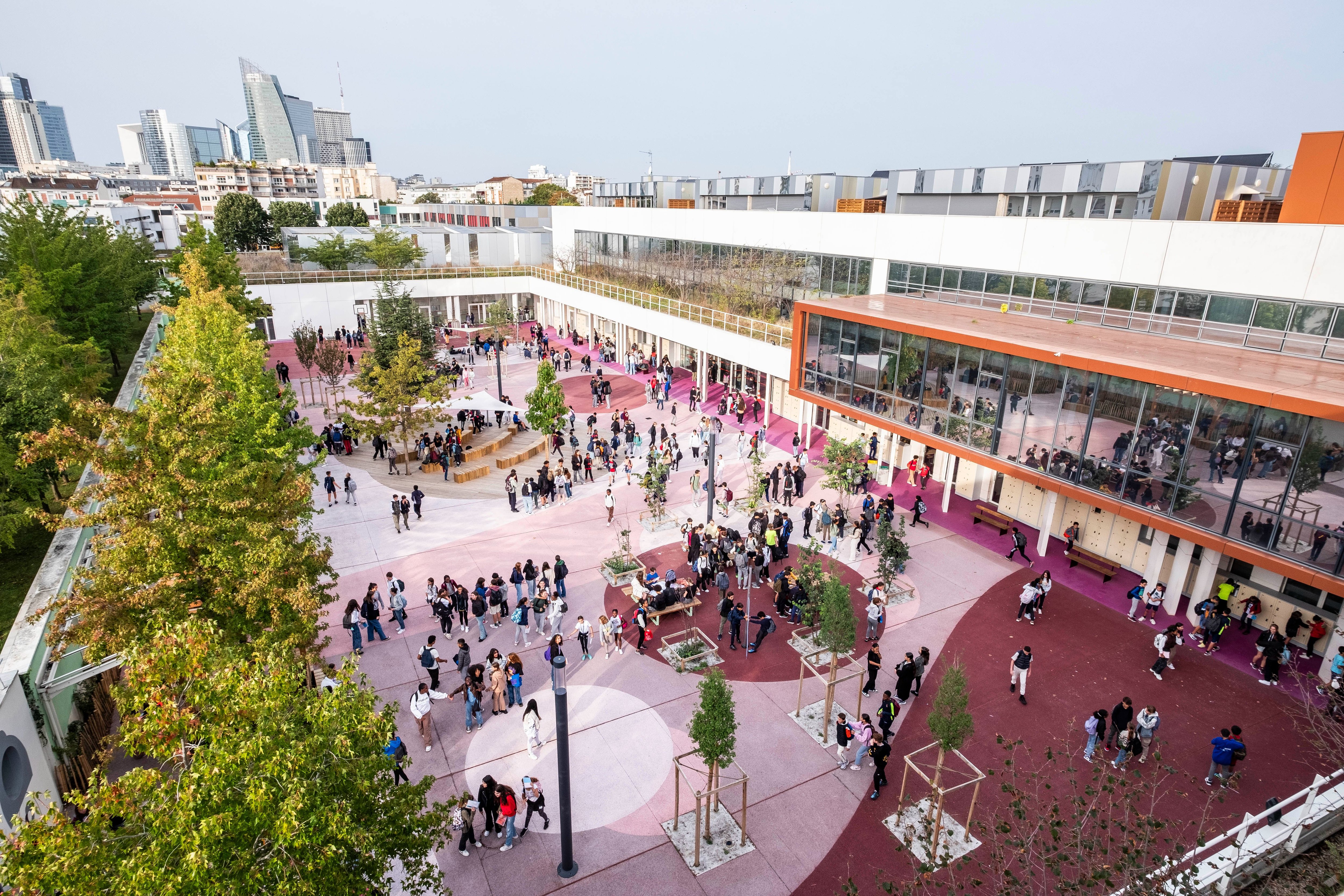 Courbevoie (Hauts-de-Seine), le 4 octobre 2023. Dans le cadre du programme départemental Ilots verts, le collège Georges-Pompidou a été doté d'une cour a l'ambiance japonisante, avec une gestion intelligente des eaux pluviales. CD 92/Julia Brechle