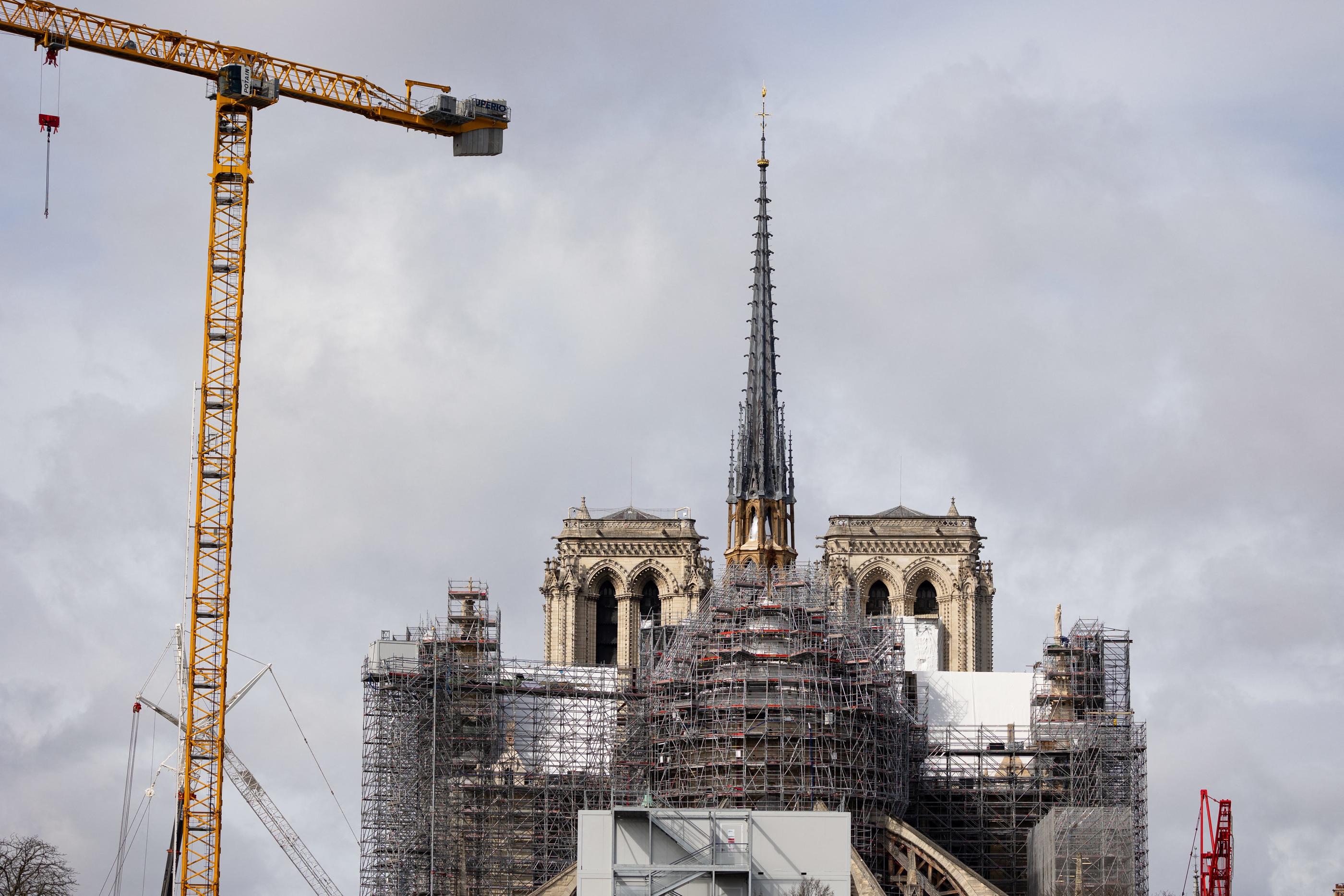 Paris (IVe), mars 2024. La flèche de Notre-Dame se découvre de plus en plus dans le ciel de Paris. MAXPPP