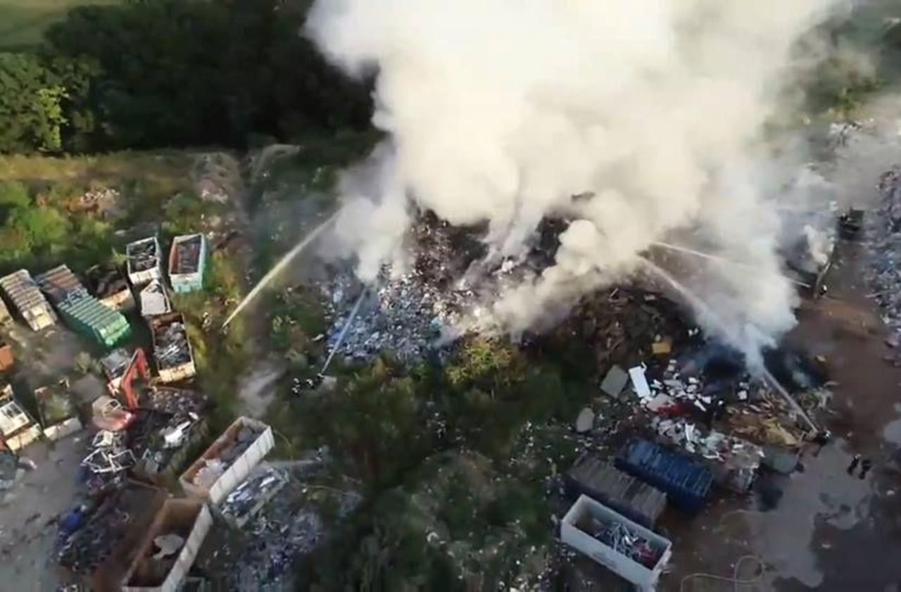 <b></b> Allonne, ce mardi. Les pompiers ont été mobilisés près de 24 heures pour venir à bout des flammes.