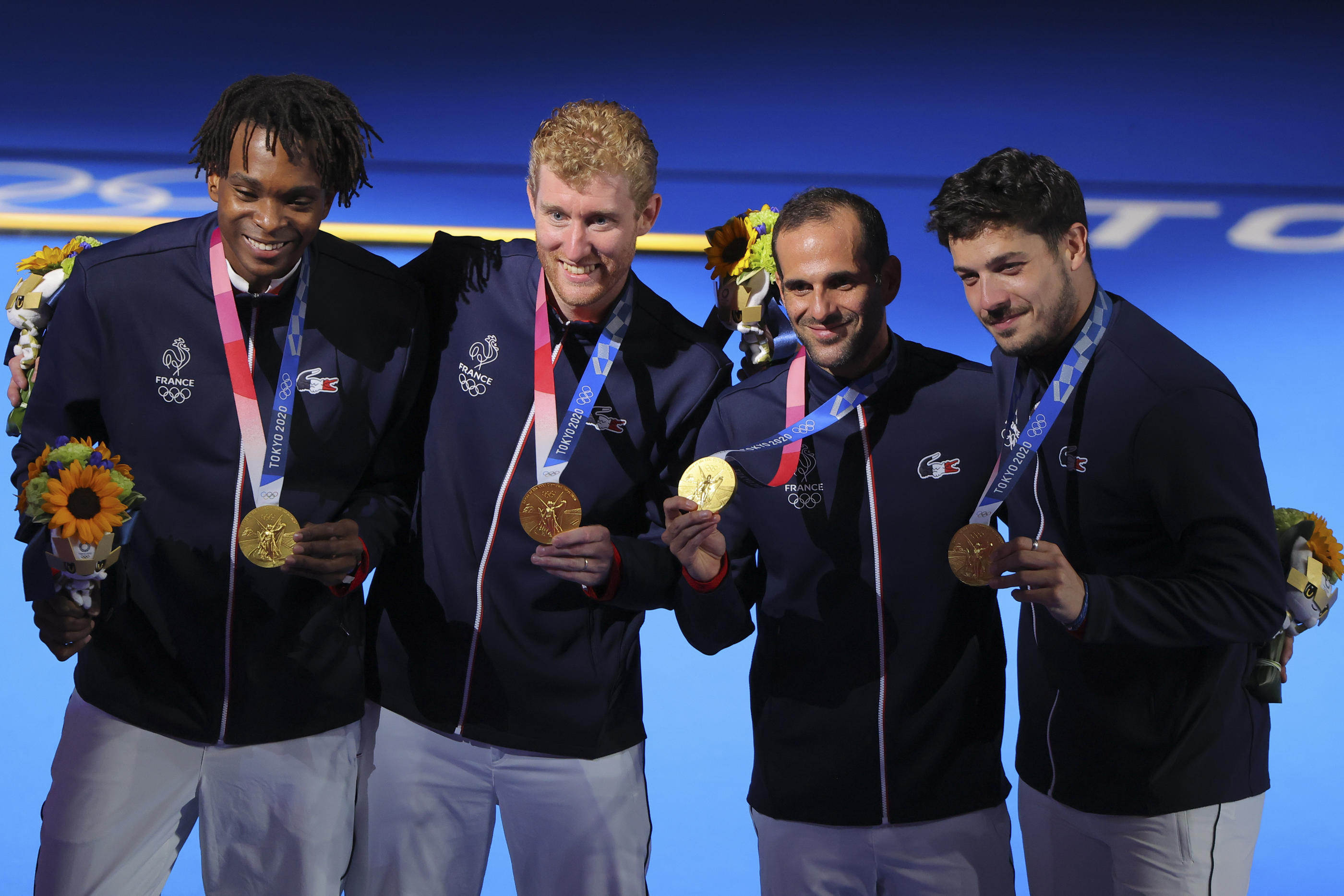 Enzo Lefort, Julien Mertine, Erwann Le Péchoux et Maxime Pauty (de gauche à droite) ont offert à la France une nouvelle médaille d'or. REUTERS/Maxim Shemetov