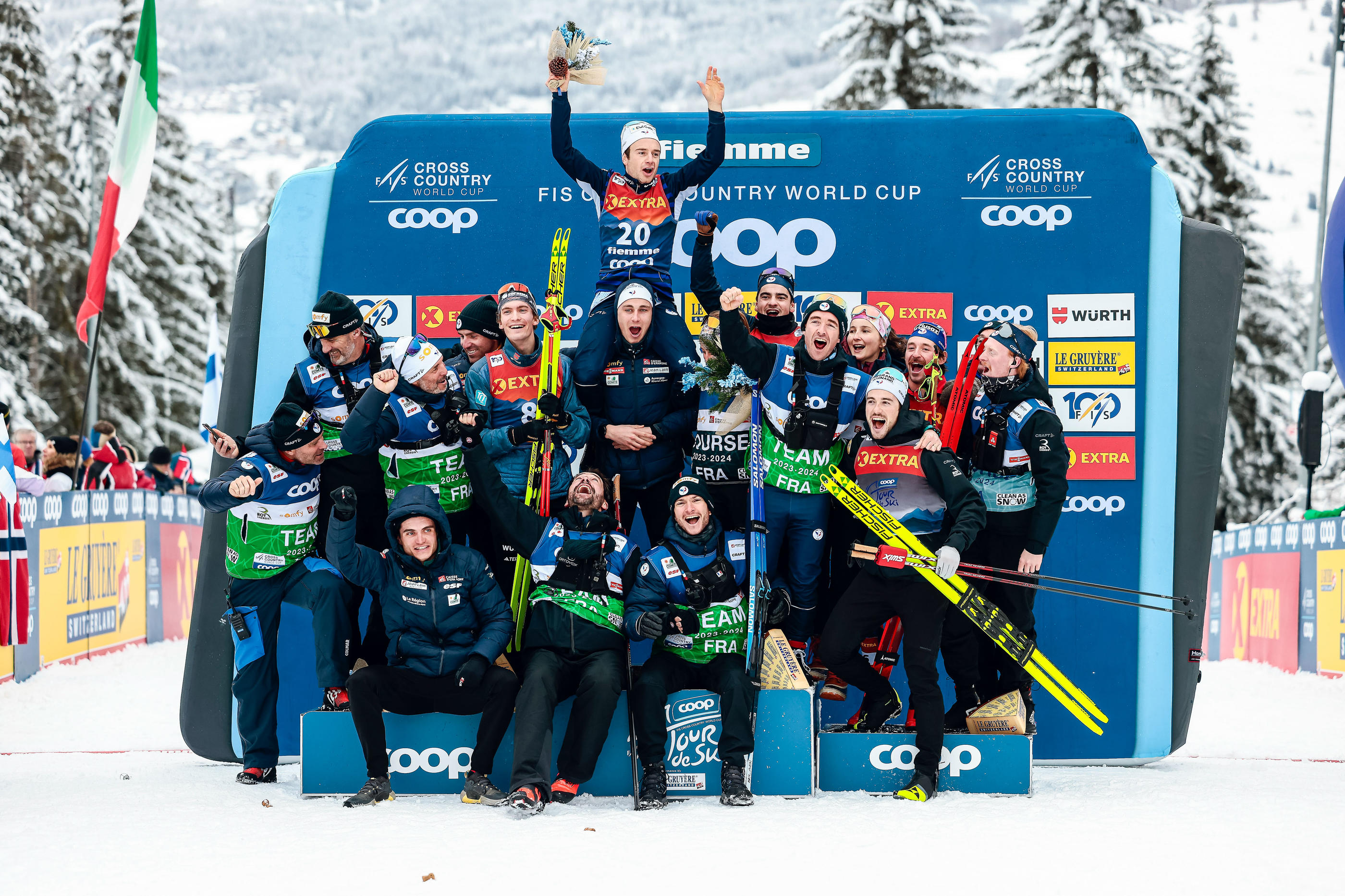 Après sa victoire sur la dernière étape du Tour de ski, Jules Lapierre a été rejoint sur le podium par ses coéquipiers et le staff de l'équipe de France de ski de fond. Modica/Icon Sport