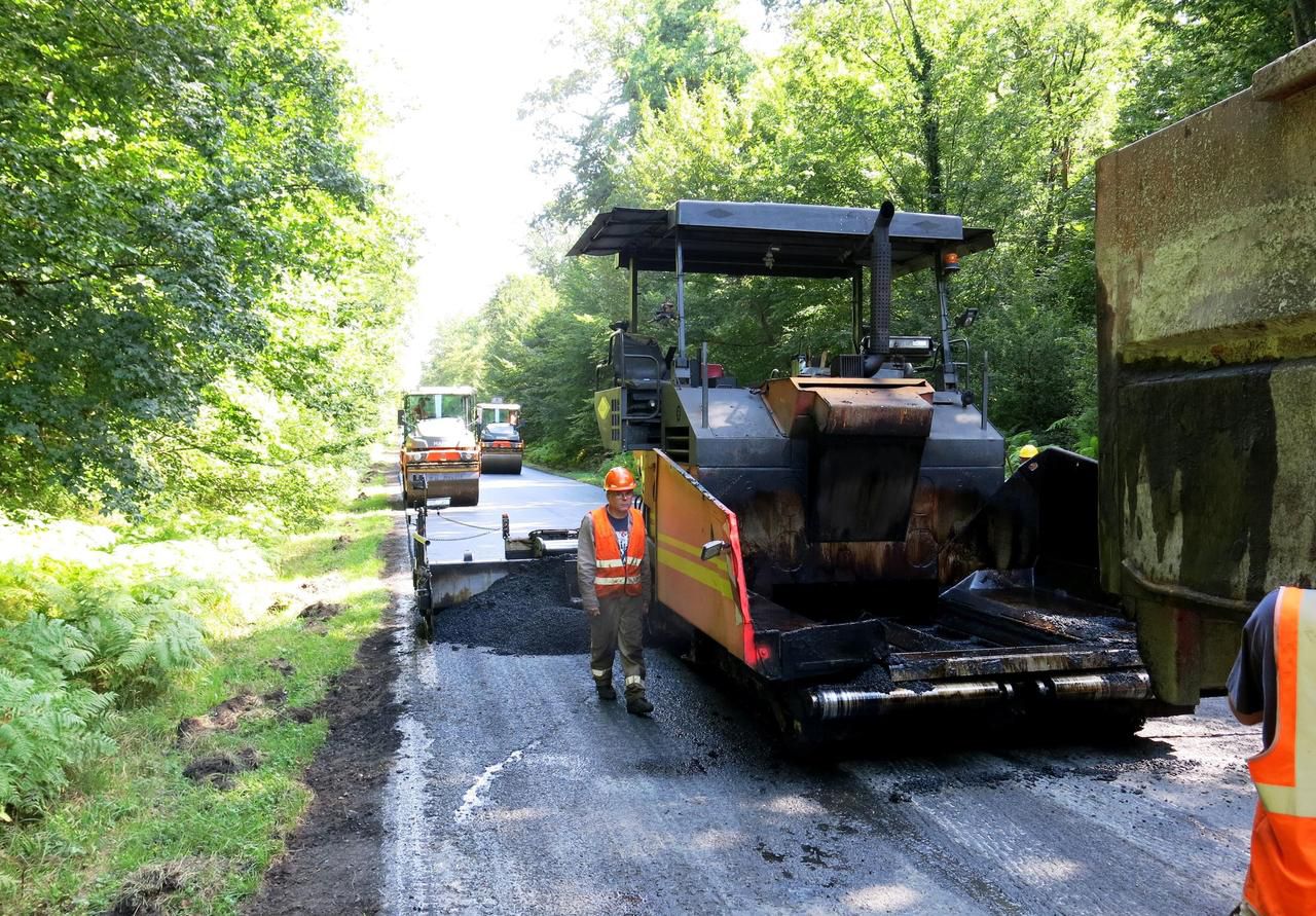 <b></b> Pierrefonds, ce jeudi. Un nouvel enrobé a été coulé sur la D 973. La déviation est levée dès ce jeudi soir.